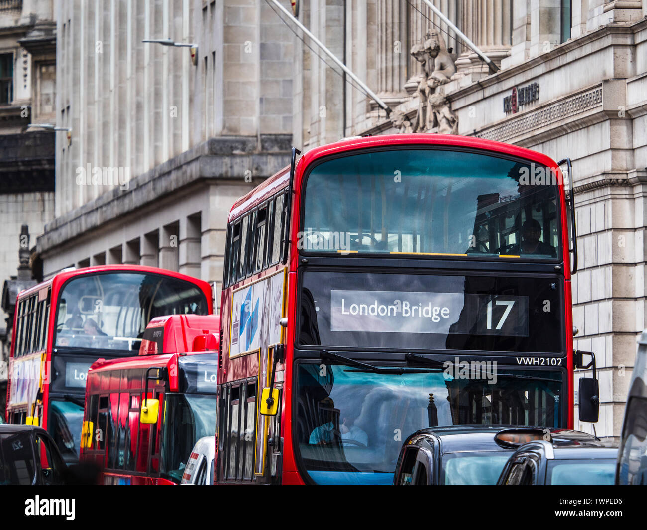Los autobuses de Londres, en el distrito financiero de la ciudad de Londres Foto de stock