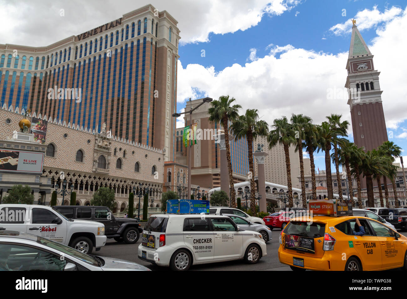 Las Vegas Strip, casinos y hoteles con vistas a la ciudad en el día de la  calle. El Venetian Hotel and Casino Fotografía de stock - Alamy