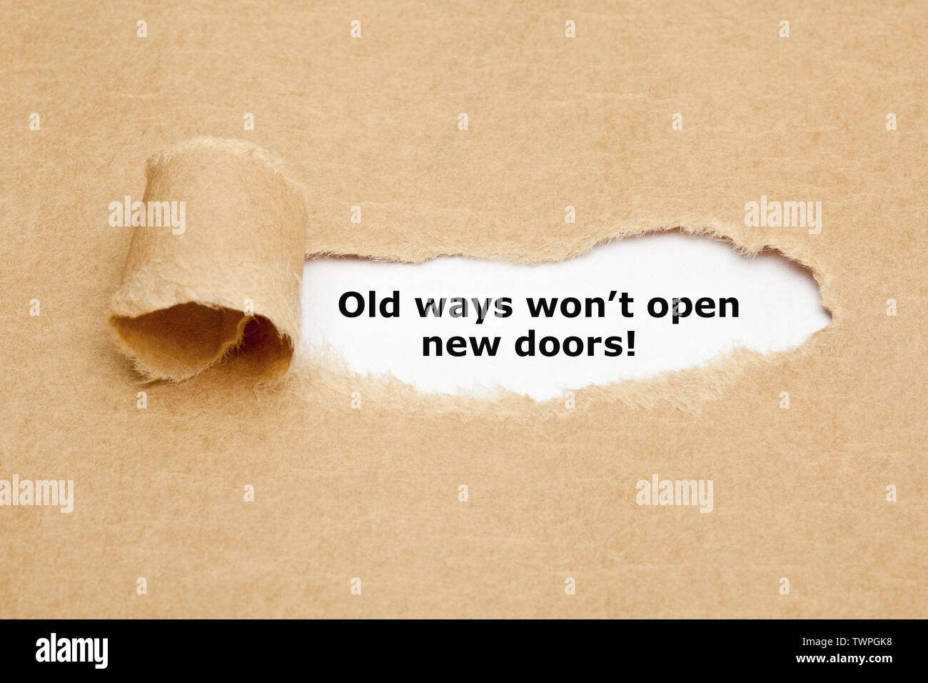 Cita inspiradora viejas formas no se abrirán nuevas puertas vintage escrito en máquina de escribir. Foto de stock