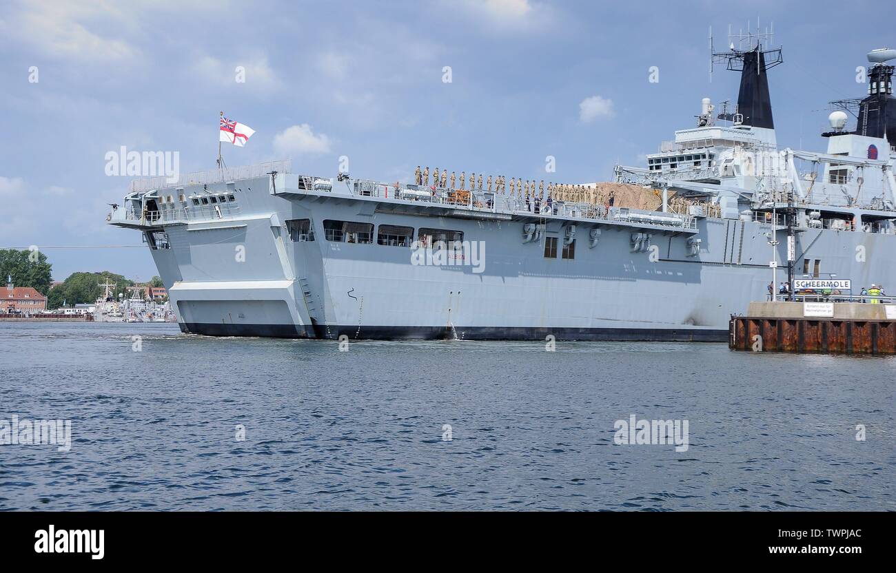 La quilla, Deutschland. 21 de junio de 2019. 21.6.2019, en la conclusión de la maniobra de la OTAN BALTOPS 2019, la nave Británica HMS Albion entra en la base naval de Kiel. Con 18,560 ts de agua, es uno de los mayores buques de este año de la Kieler Woche. El 'HMS Albion' llega al Scheer Mole. | Uso de crédito en todo el mundo: dpa/Alamy Live News Foto de stock