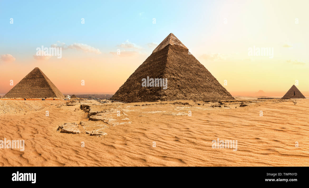 Famosas Pirámides de Giza, en Egipto, el desierto de arena. Foto de stock