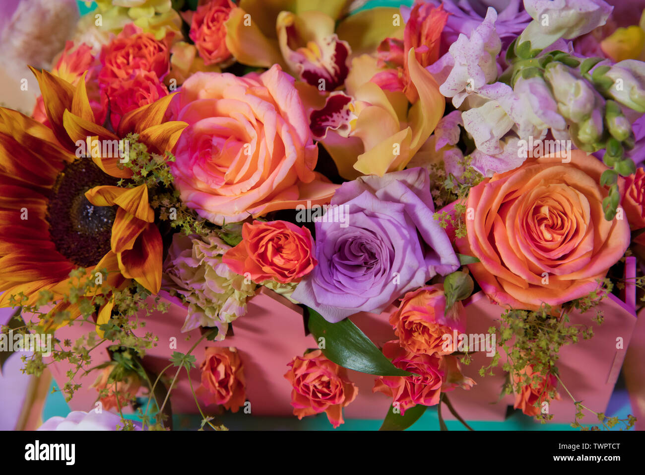 Arreglo floral mixto: varias flores en distintos tonos de rojo, rosa,  amarillo y naranja. Ramillete de flores coloridas con diversas flores de  primavera en f Fotografía de stock - Alamy
