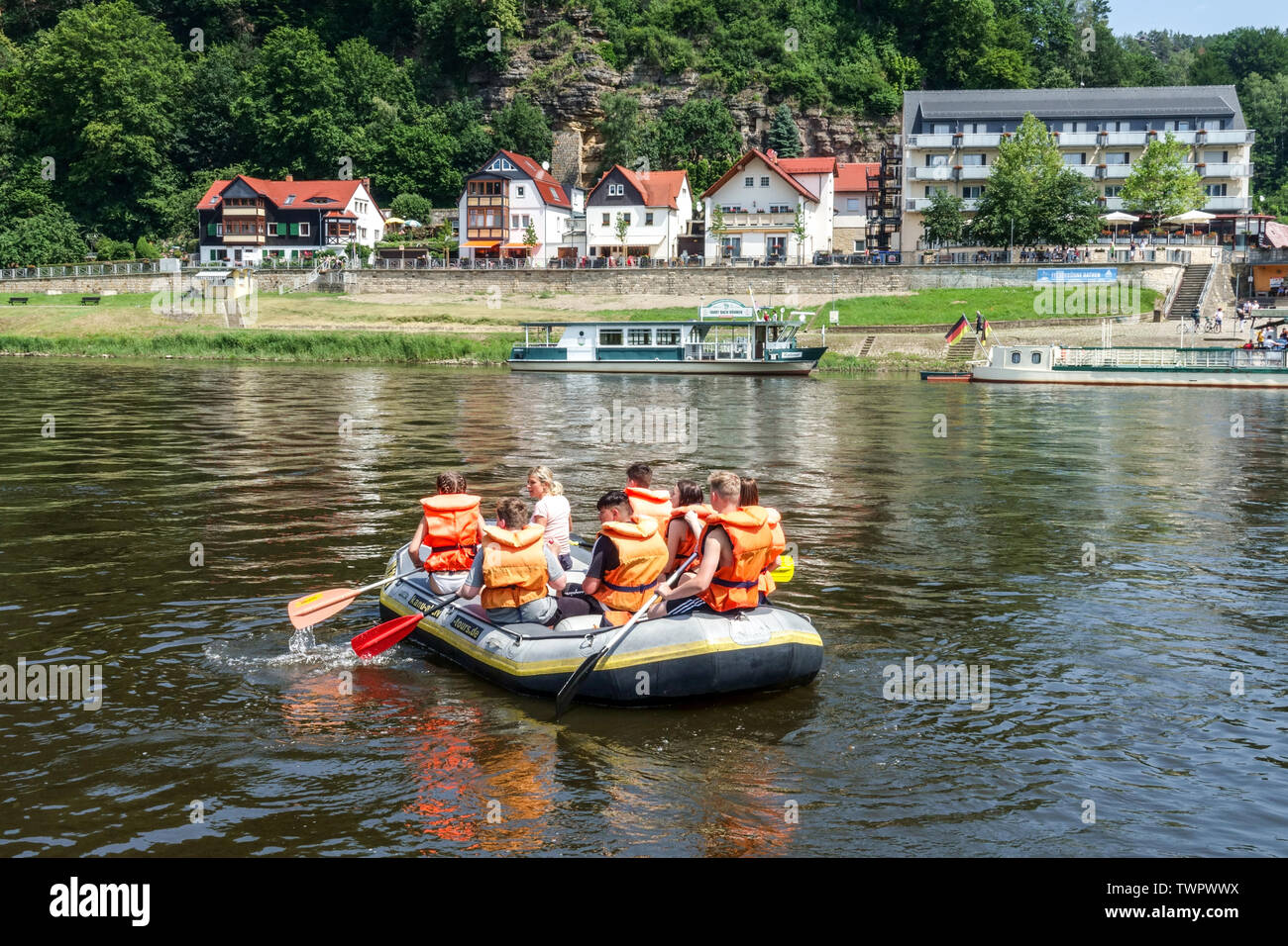 Rafting en Elbe Valley, Kurort Rathen, Saxon Suiza verano Sajonia, Alemania Foto de stock