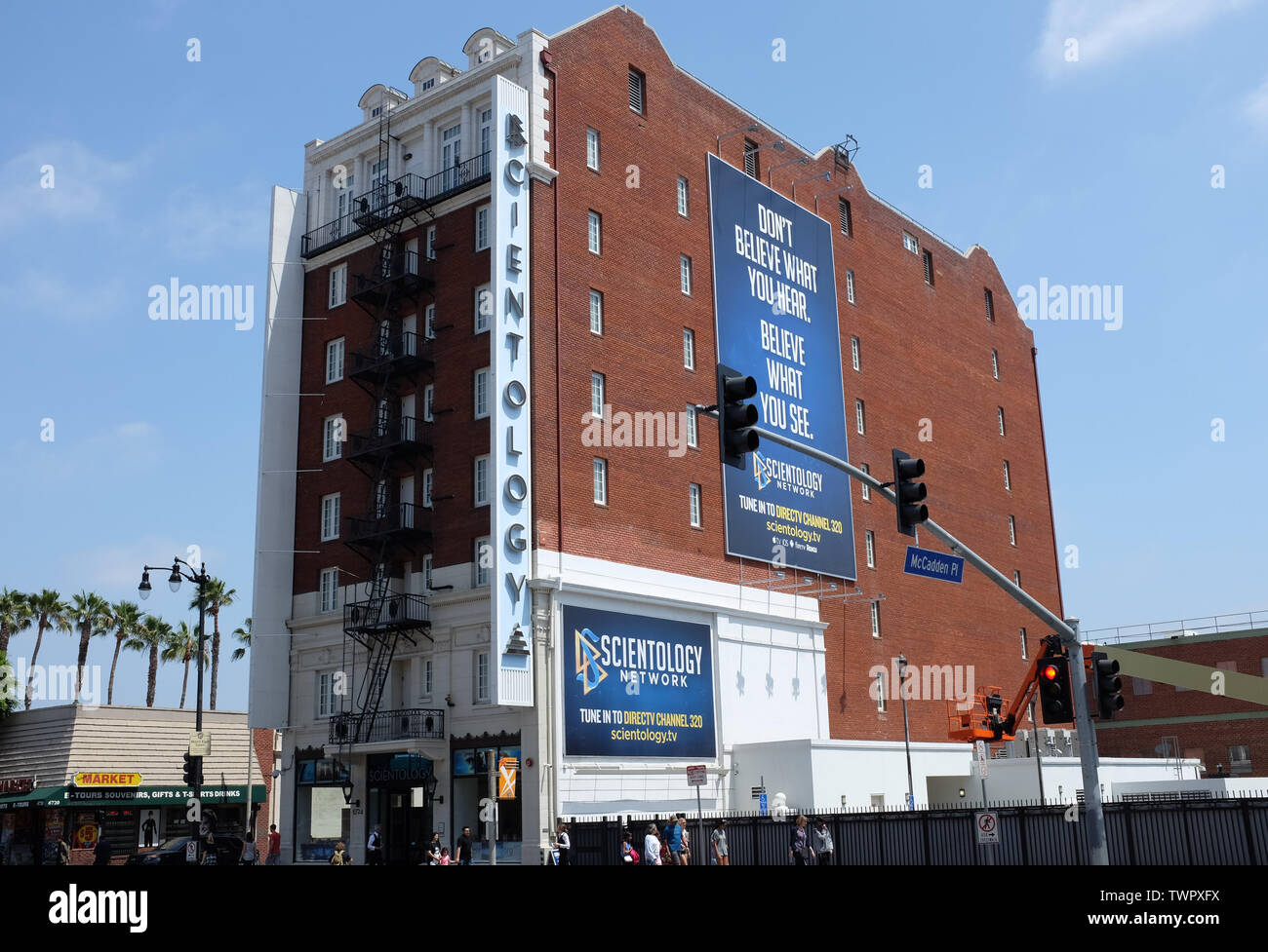 HOLLYWOOD - California: Junio 18, 2019: Edificio de Cienciología en Hollywood Boulevard se encuentra en el antiguo Hollywood de ahorro y préstamo. Foto de stock