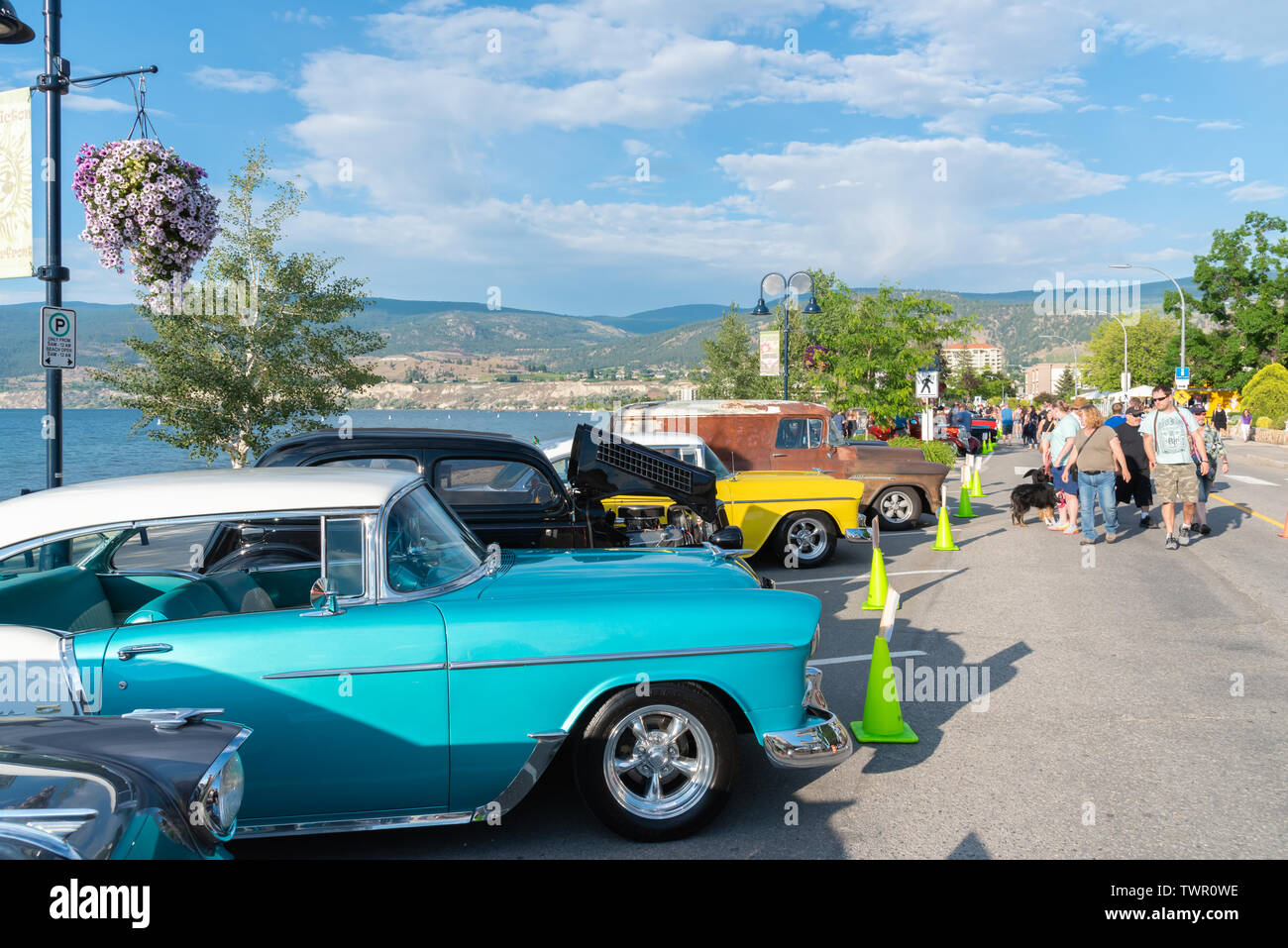 La gente mira a los coches en la pantalla de la playa de la ciudad de Durazno crucero, uno de los mayores espectáculos de coche en América del Norte Foto de stock