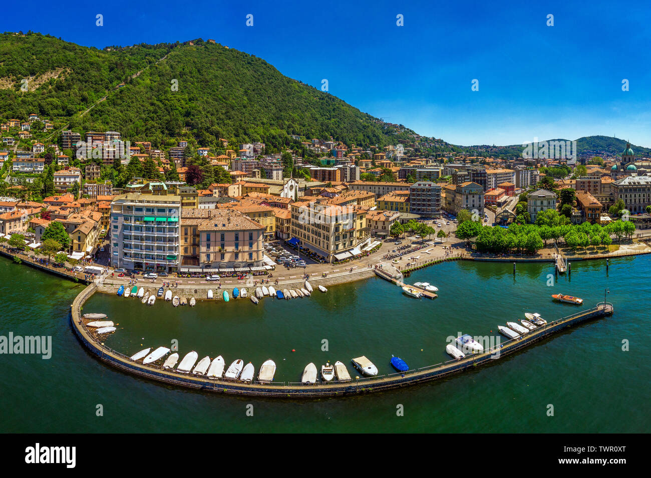 Como ciudad en el Lago de Como, rodeado de montañas en la región italiana de Lombardía, Italia, Europa. Foto de stock