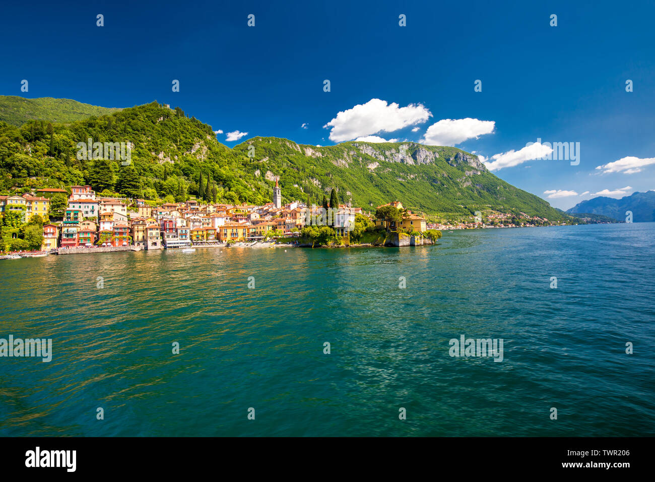 Varenna Old Town en el Lago de Como, con las montañas al fondo, Lombardía, Italia, Europa. Foto de stock