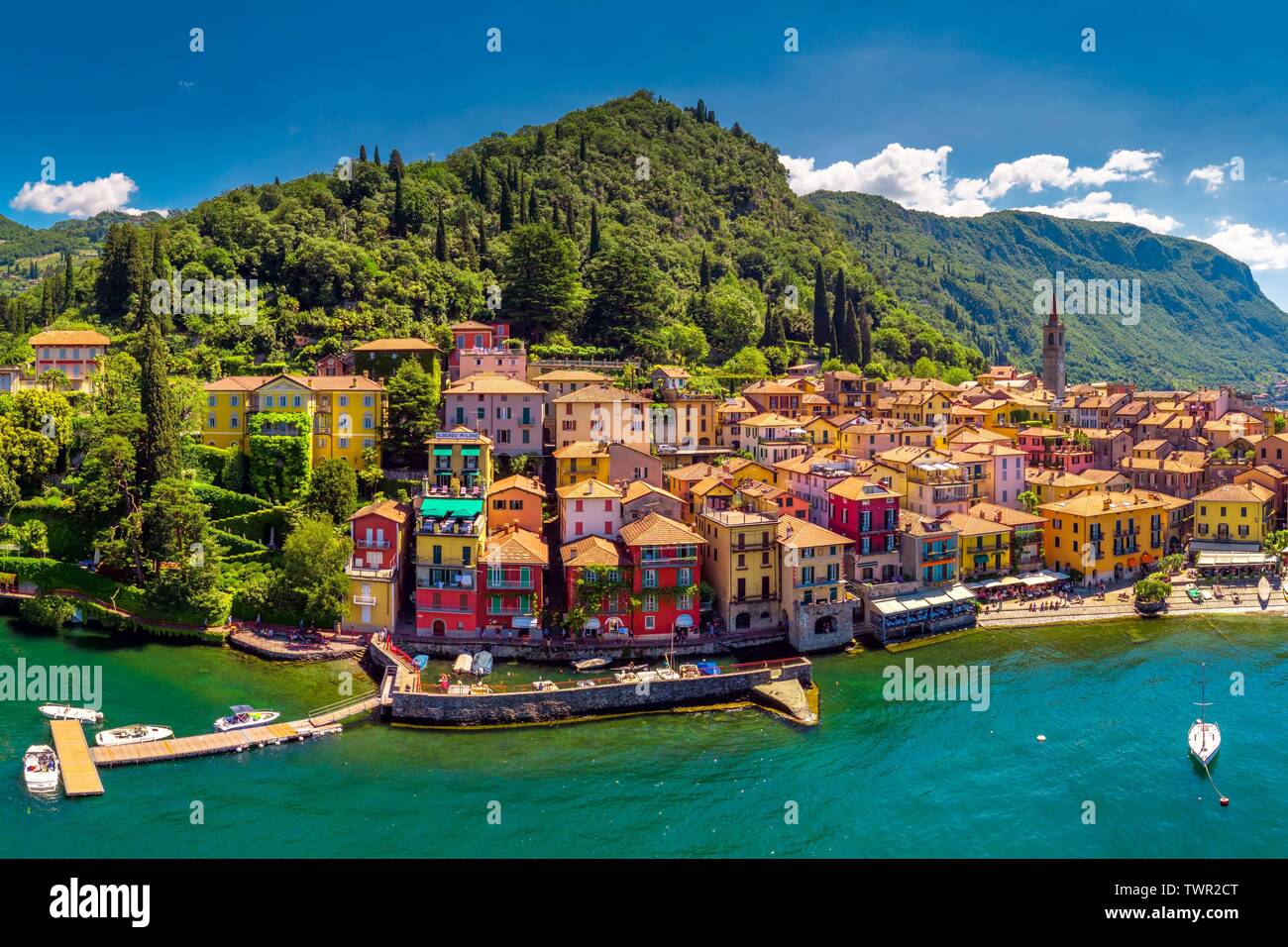 Vista aérea de Varena Old Town en el Lago de Como, con las montañas al fondo, Italia, Europa. Foto de stock