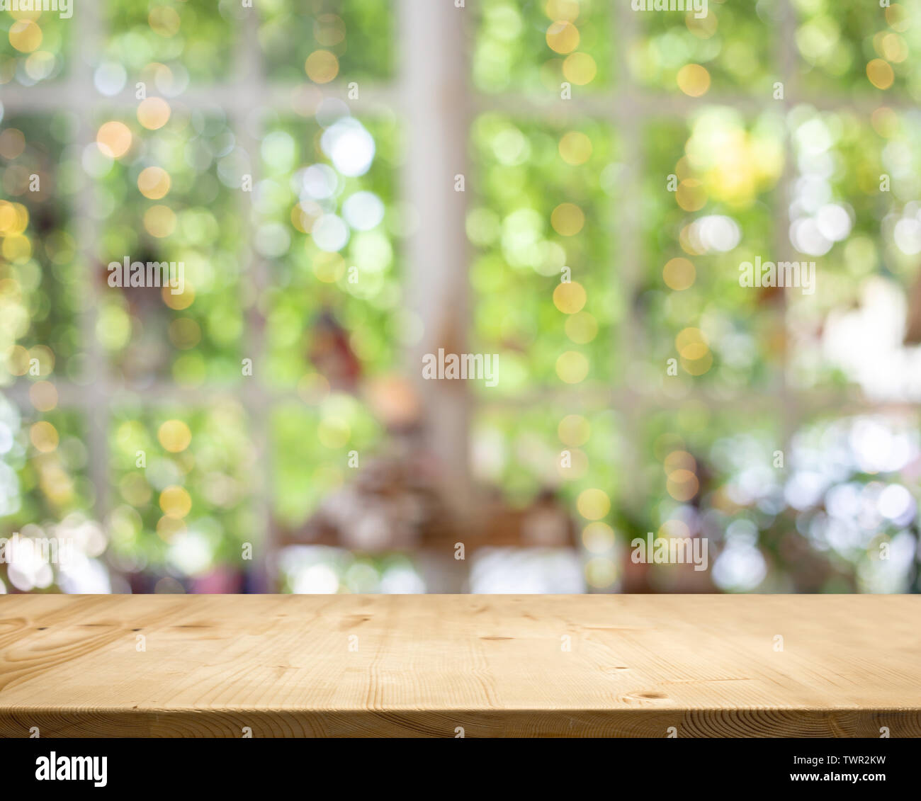 Mesa de madera jardín blanco bokeh de fondo. Se utiliza para mostrar o producto actual en estante de madera Foto de stock