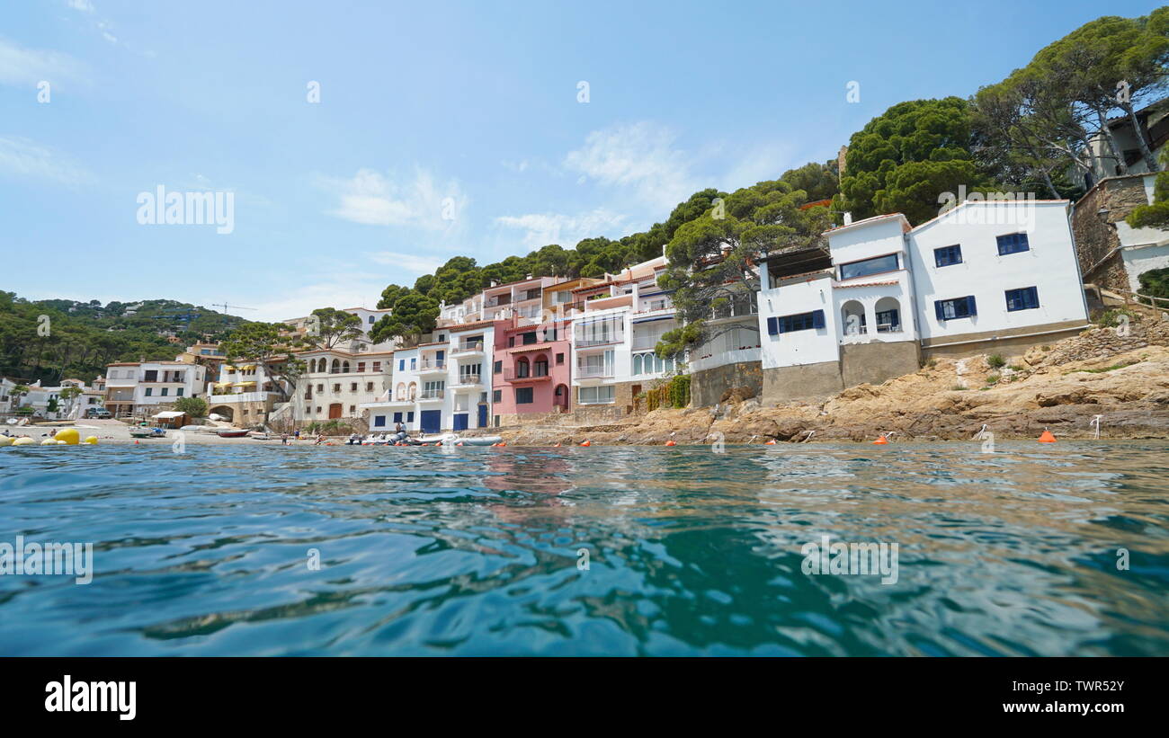 Villa mediterránea costera en la Costa Brava de España, visto desde la superficie del mar, Sa Tuna, Begur, Cataluña Foto de stock