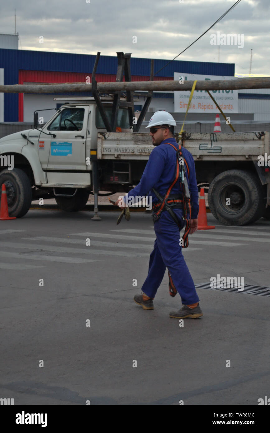 Técnico electricista vistiendo ropa de seguridad en un sitio de trabajo  Fotografía de stock - Alamy