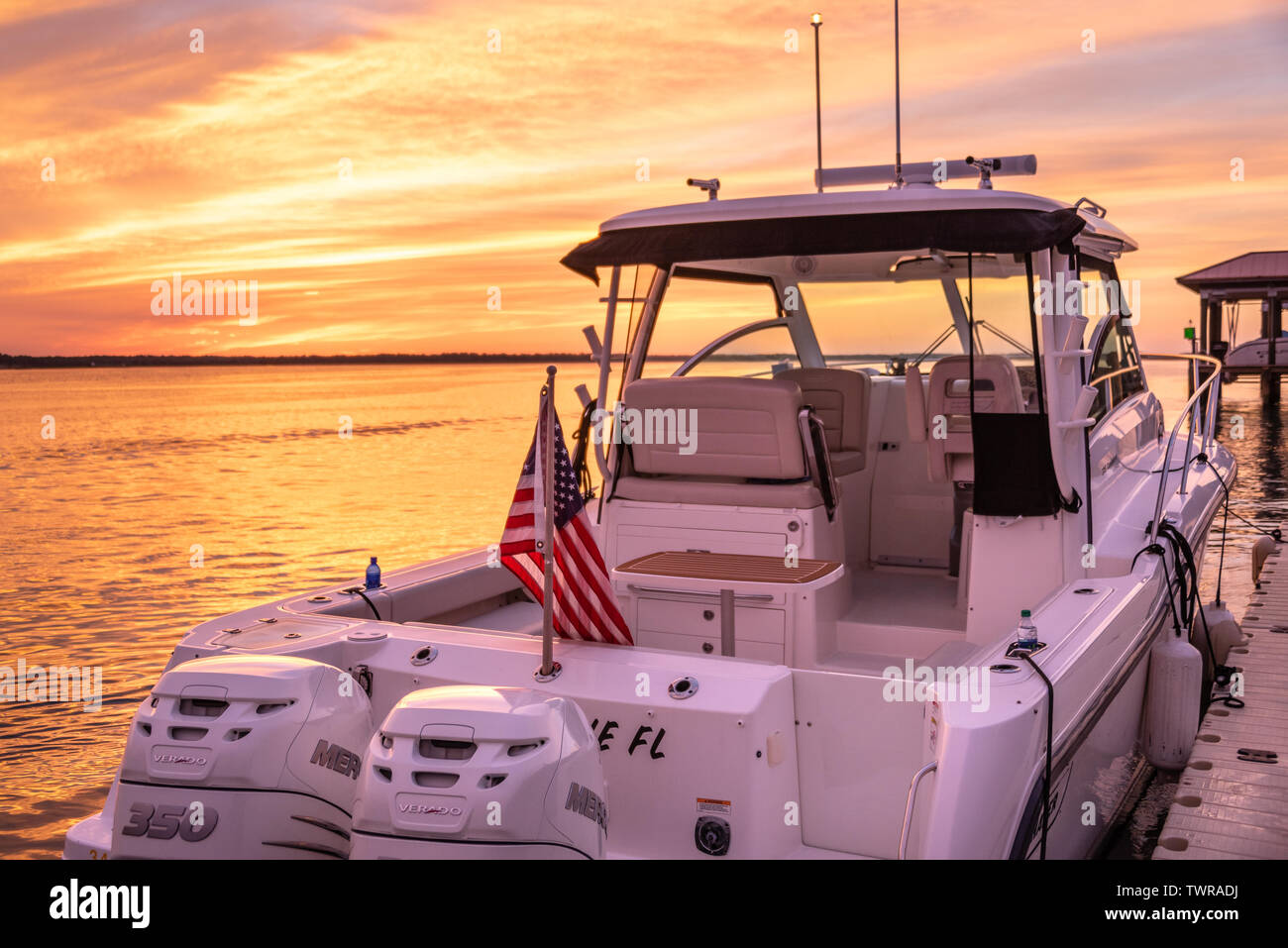 Boston Whaler acoplado al atardecer sobre el Intracoastal Waterway en San Agustín, Florida. (Ee.Uu.) Foto de stock