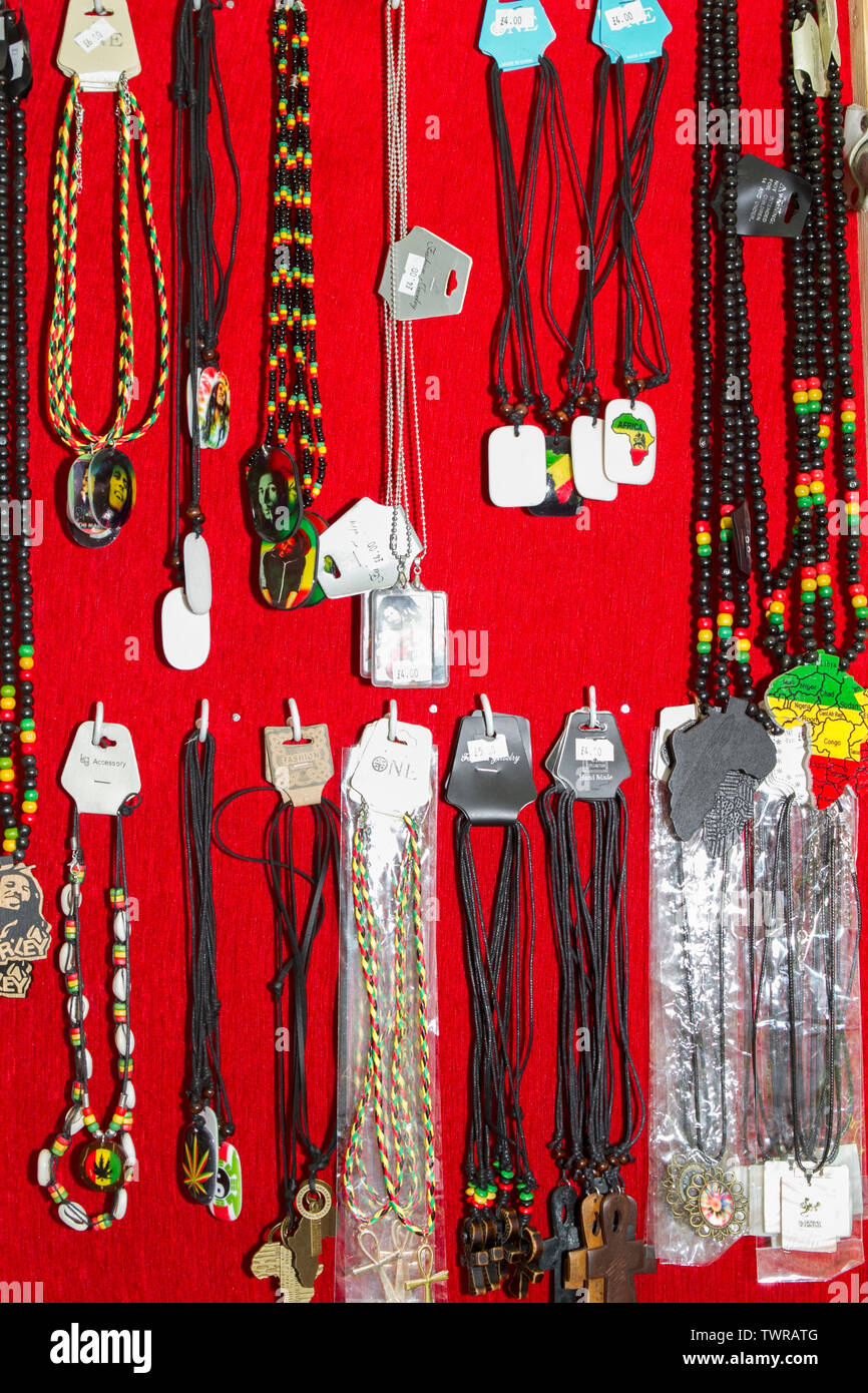 Arte Étnico, joyas, abalorios pulseras, collares y amuletos para la venta  en África Oye, Liverpool, Reino Unido Fotografía de stock - Alamy
