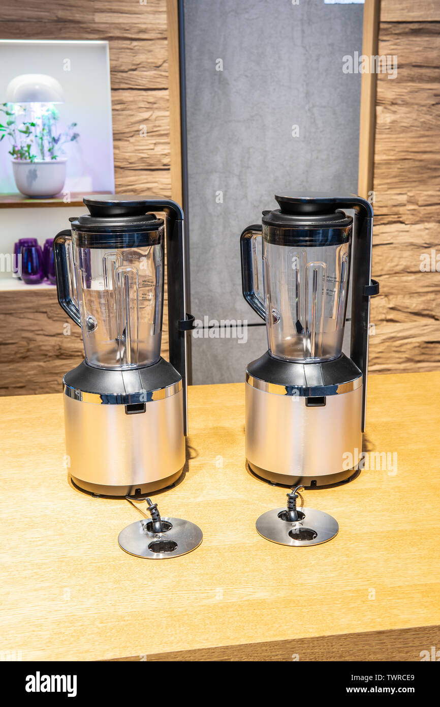 Bosch cocina sala de exposición con electrodomésticos lavavajillas, placas  de inducción, hornos, nevera en la exposición Robert Bosch en el Global  Innovations Show IFA 2018 Fotografía de stock - Alamy