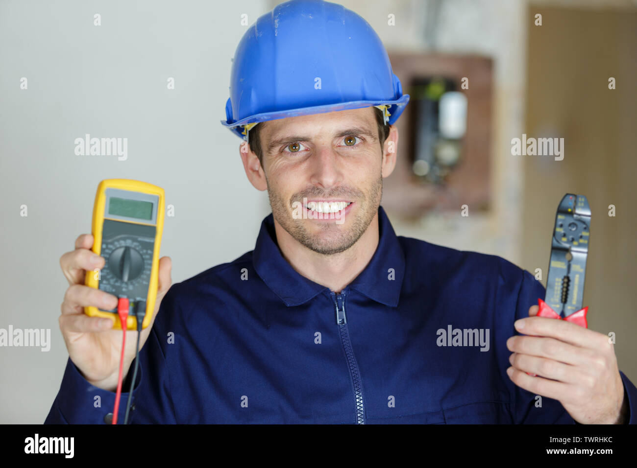 Técnico electricista en el trabajo Fotografía de stock - Alamy