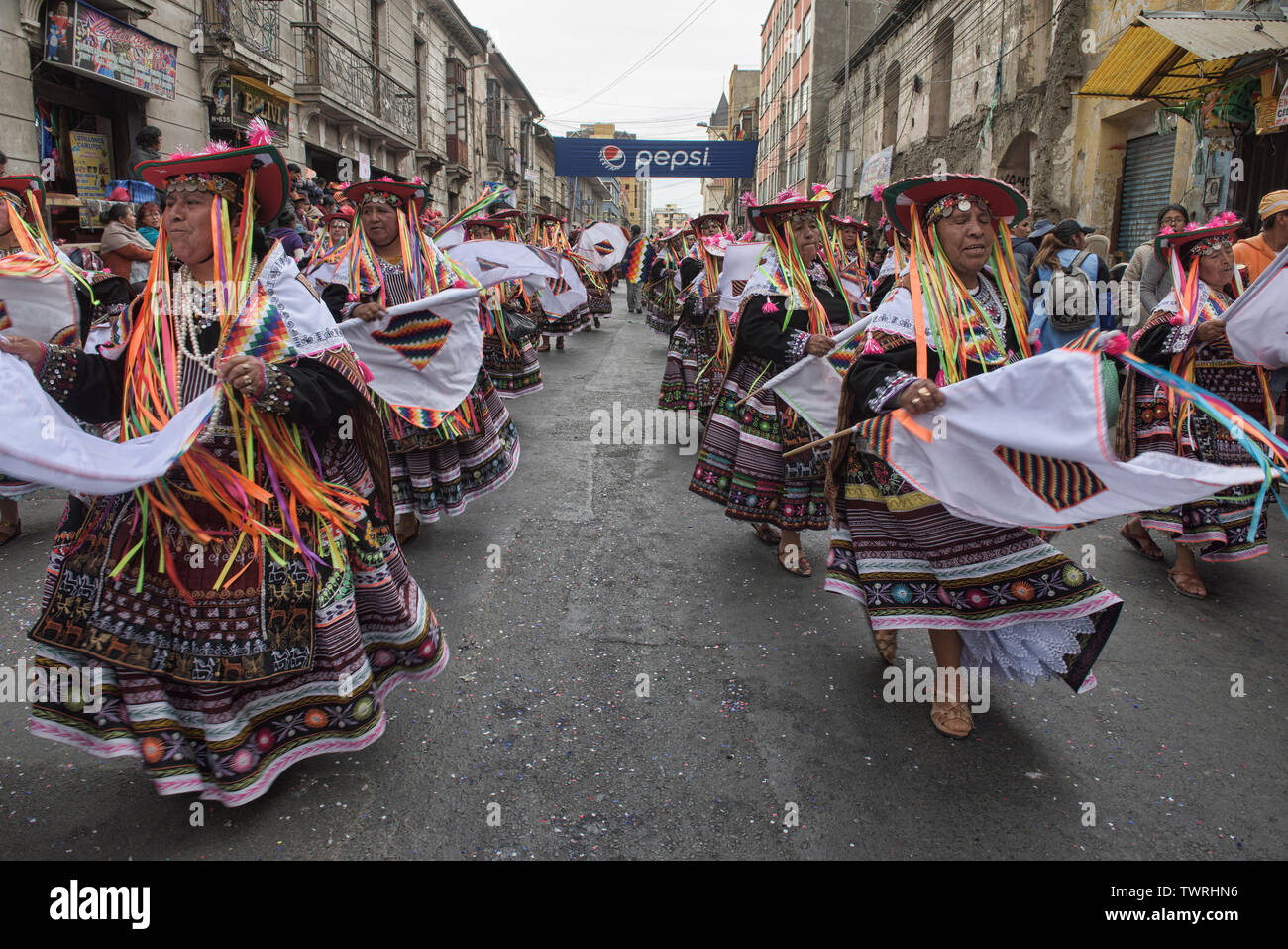 Bailarines indígenas en el colorido Festival de Gran Poder, La Paz