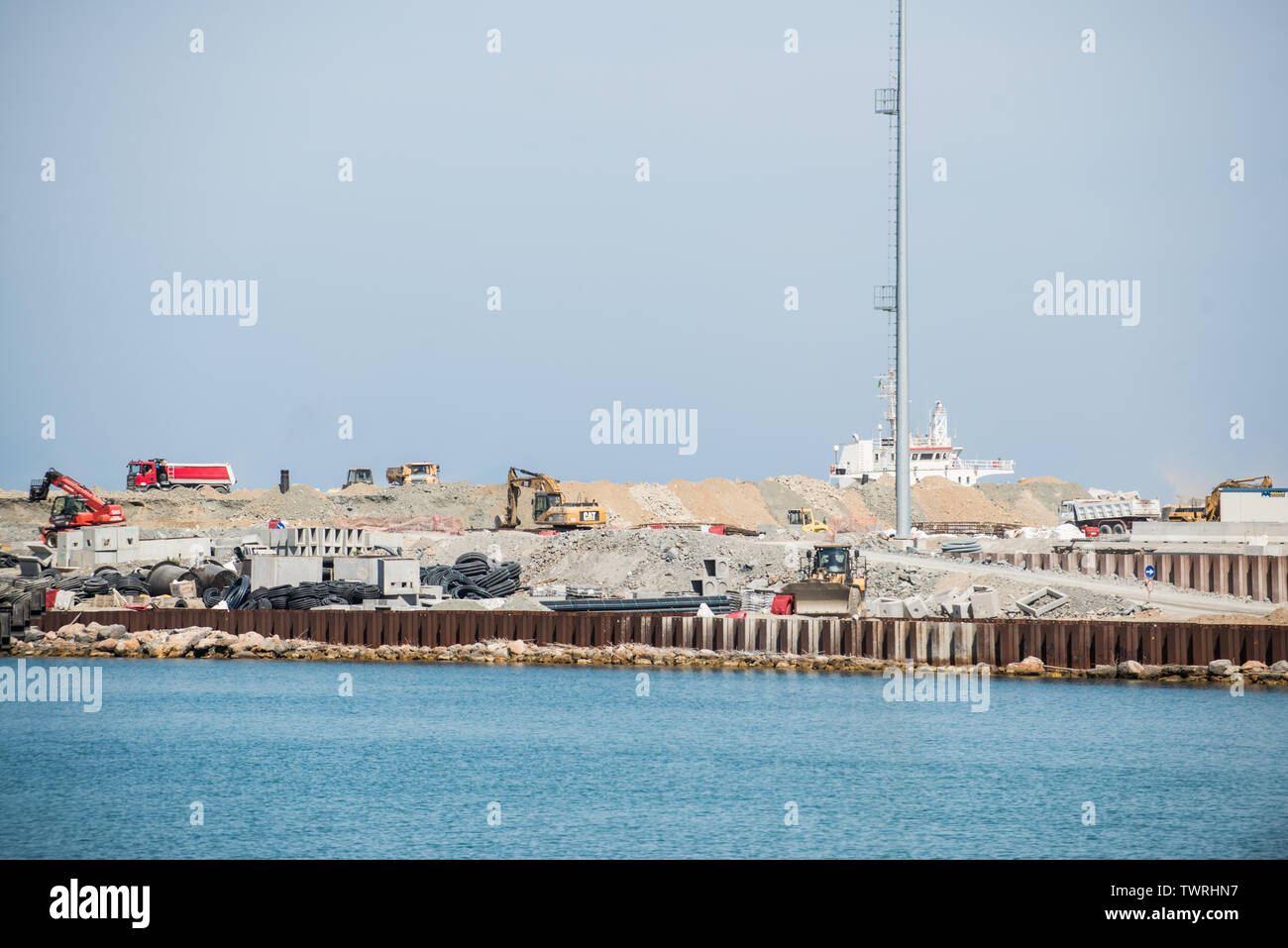 Trabajo en progreso durante el edificio de vado Ligure puerto nuevo cargamento APM Terminal, junio de 2019 Foto de stock