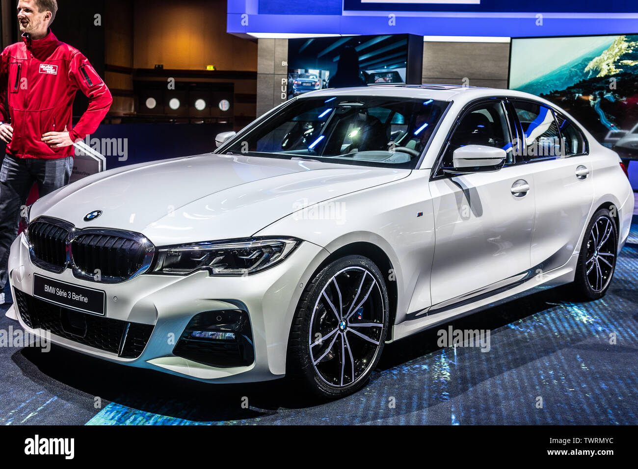 París, Francia, Oct 2018: blanco metálico nuevo sedán BMW Serie 3 Berlina  320d en Mondial Paris Motor Show, Gen 7, G20 fabricado por BMW Fotografía  de stock - Alamy