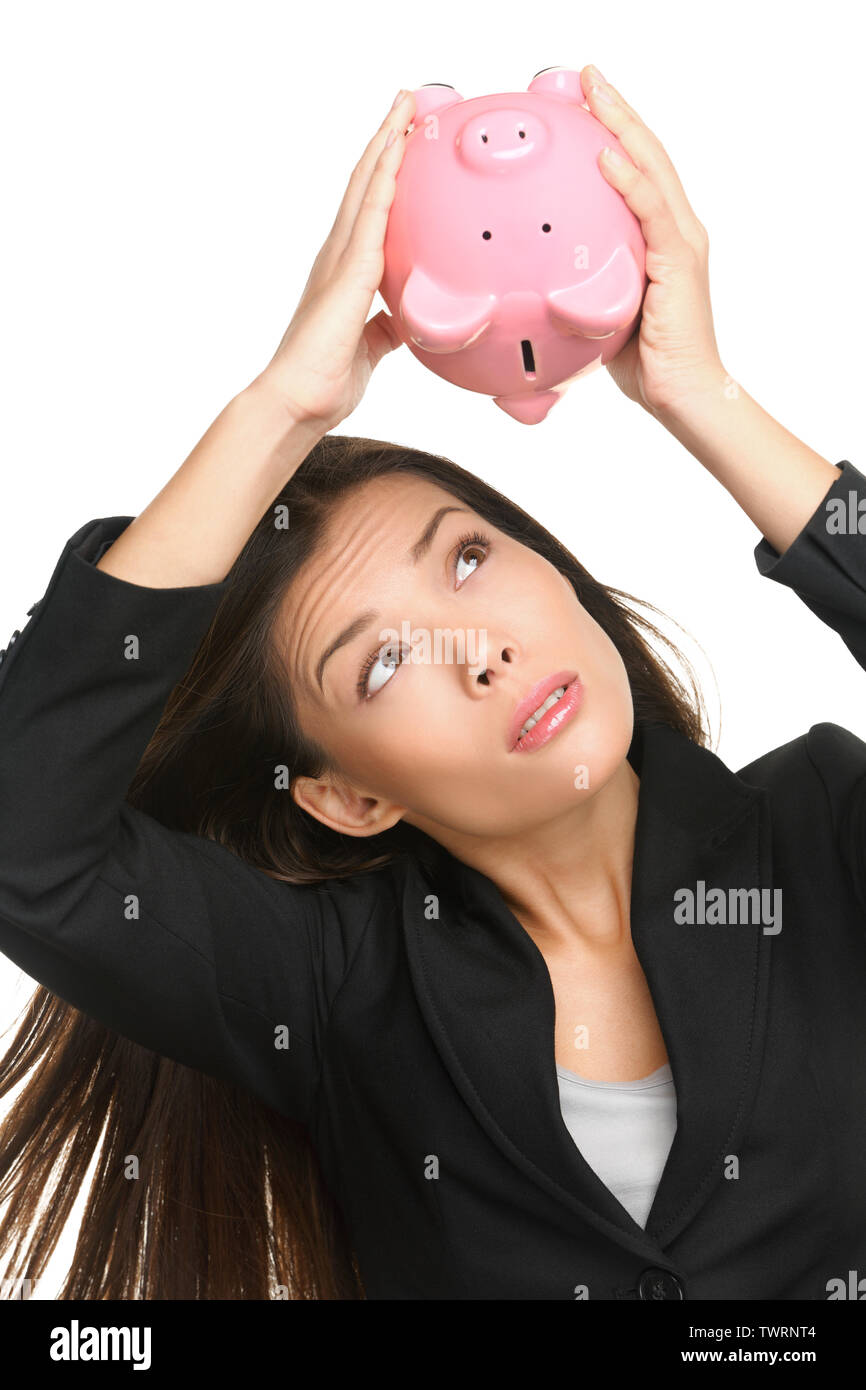 Hucha vacía. Deuda de dinero, quiebra y pérdida de ahorros concepto. Mujer de negocios o banquero mostrando vacío rosa hucha aislado sobre fondo blanco. Foto de stock