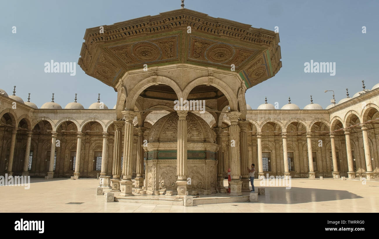 Patio de la mezquita de alabastro, en el Cairo, Egipto Foto de stock