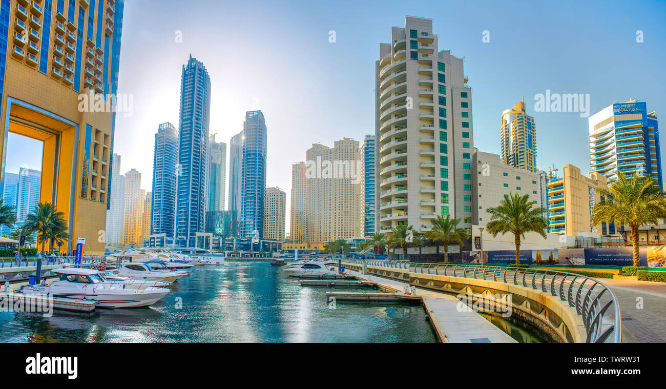Ciudad colorida vista de Dubai Marina edificios modernos y el lago en barco, yate de lujo de estilo de vida increíble arquitectura mejor lugar para visitar en Oriente Foto de stock