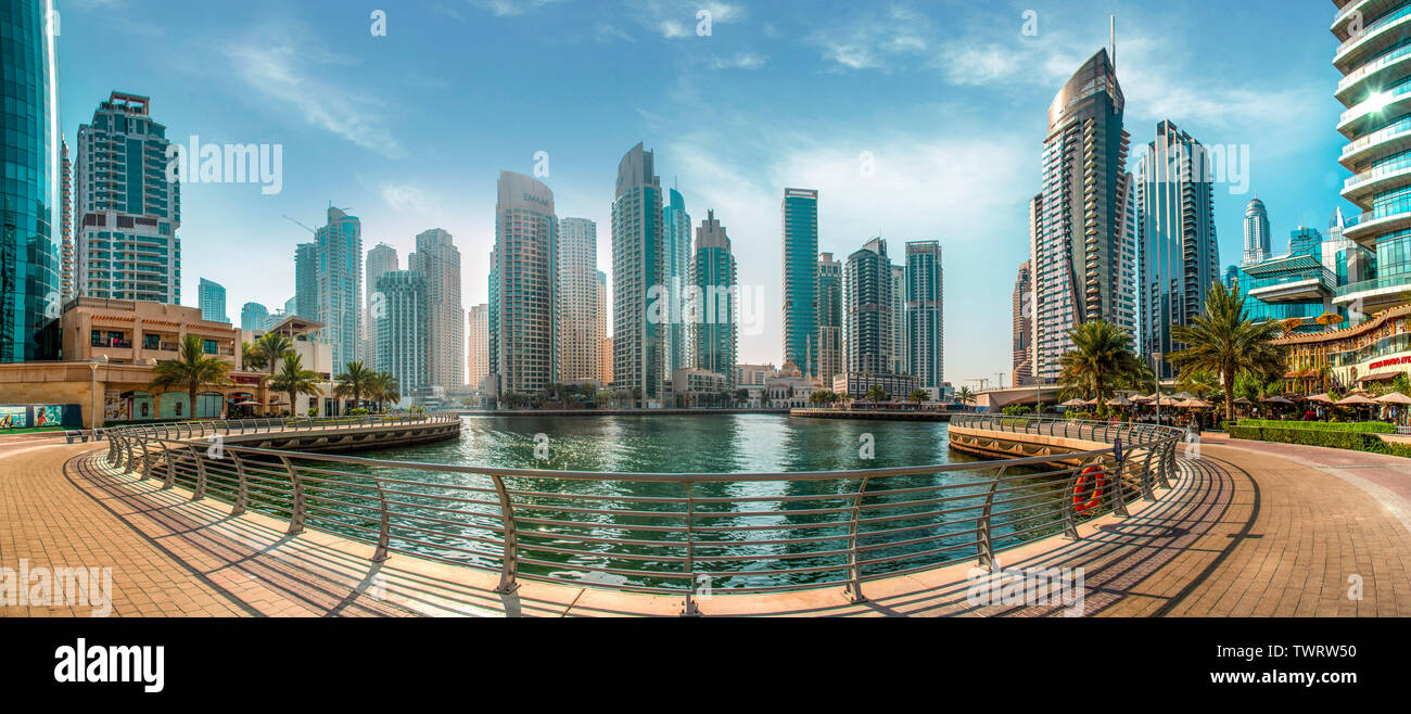 Dubai Marina Vistas panorámicas impresionantes de la arquitectura moderna y el bello lago el mejor lugar para ver viajes en Oriente medio Foto de stock