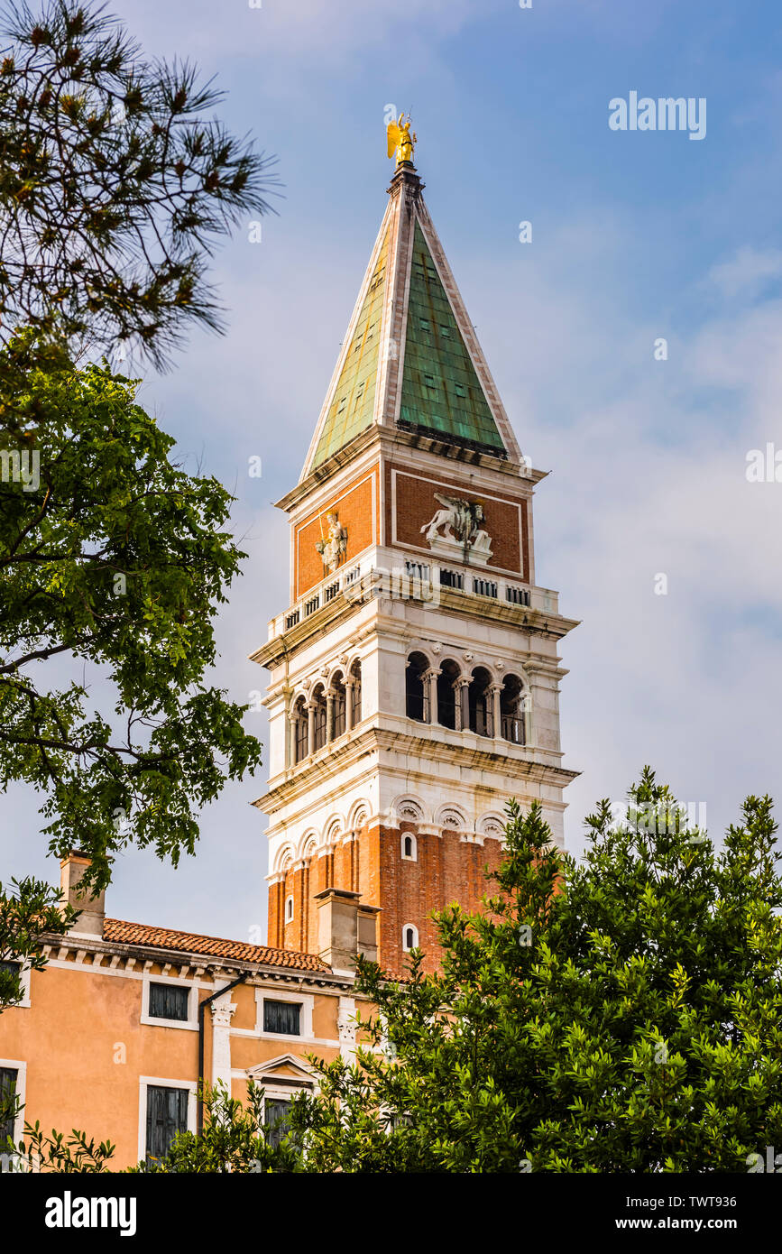 La parte superior de el Campanario de San Marcos en Venecia, Italia Foto de stock