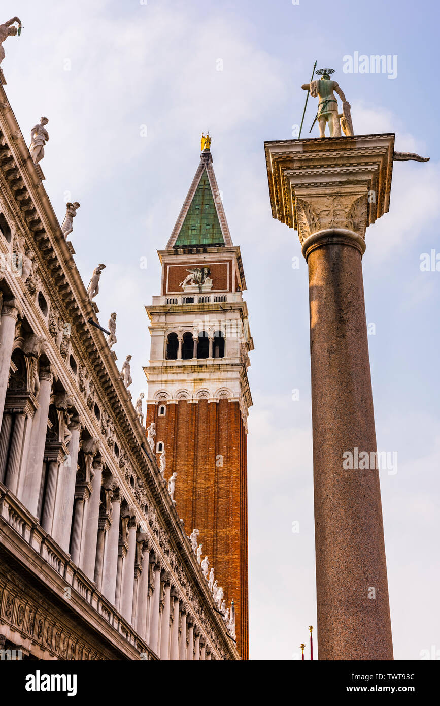 El Campanario de San Marcos y el León de Venecia estatua en Venecia, Italia Foto de stock