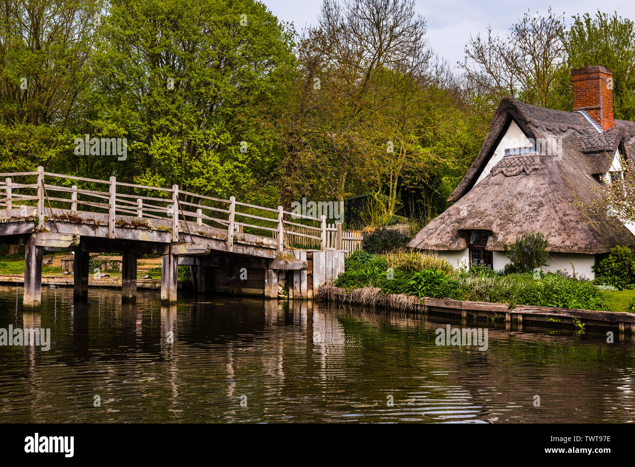 La pasarela de madera en el molino de Flatford, Suffolk, Reino Unido Foto de stock