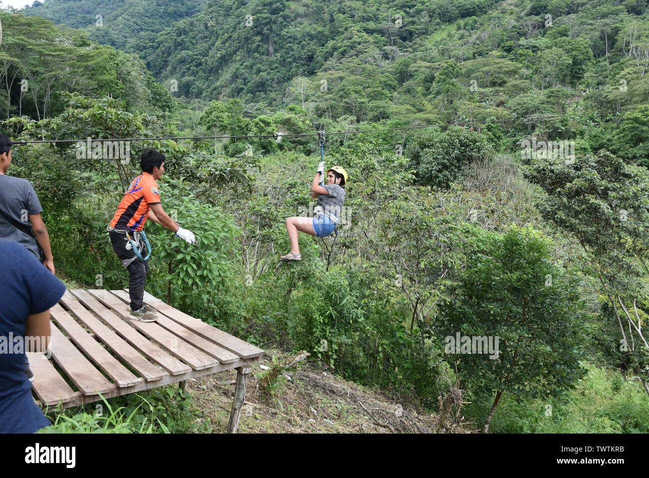 Junín, Perú - Dec 31, 2018: turistas aventureros ziplining sobre un río en la Región Chanchamayo Foto de stock