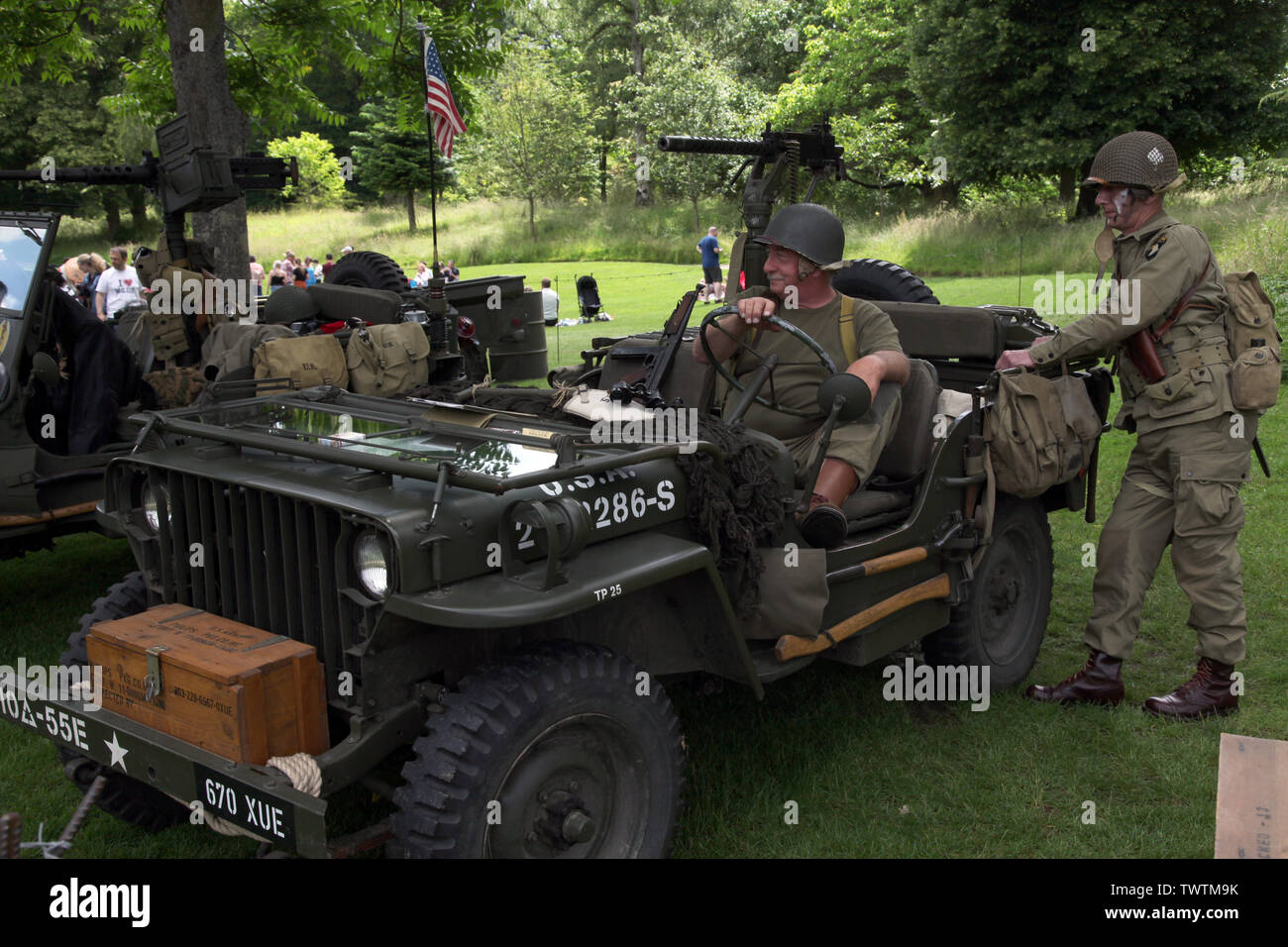 TP25 Miltary Jeep (Willy's Jeep) montado con ametralladora Browning M1919 y dos representaciones militares soldados estadounidenses Foto de stock