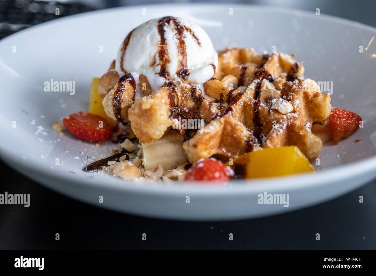 Waffles Con Helado De Chocolate Cubierto Y Decorado Con Frutas En
