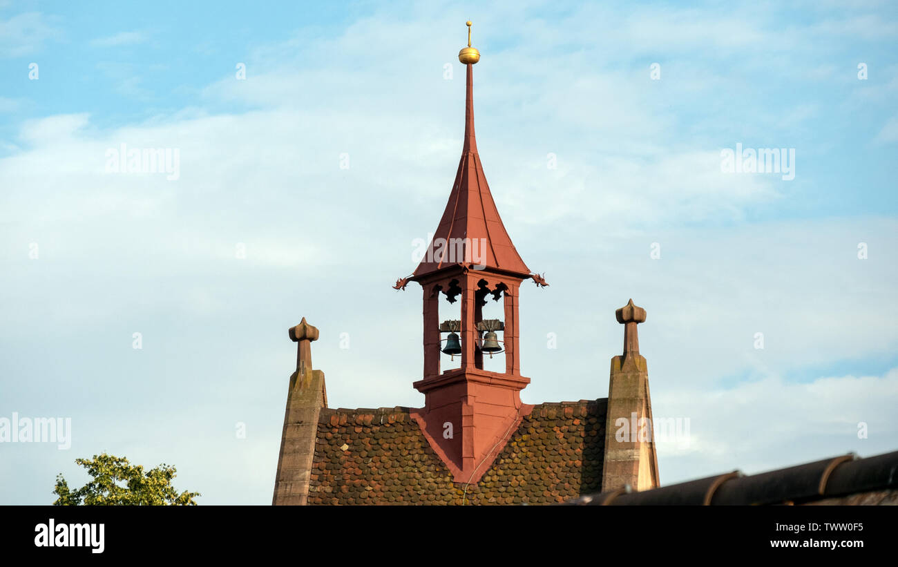 Las campanas de la torre alta por encima de los tejados de la ciudad vieja Foto de stock