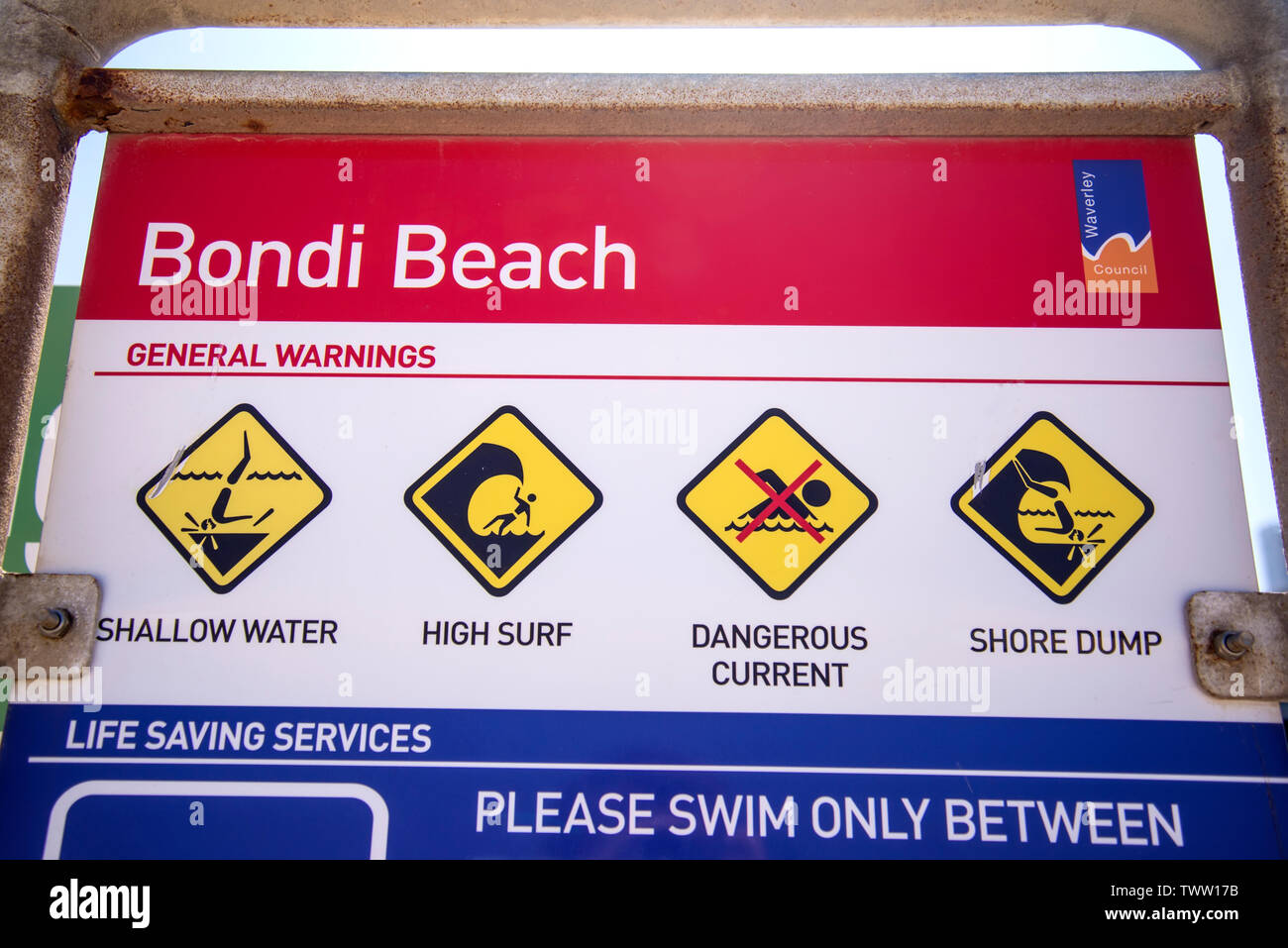 SYDNEY, AUSTRALIA - 11 de marzo de 2015: tabla de información en Bondi Beach, Australia. Bondi Beach es la playa más popular de Sydney fue fundada en 1851. Foto de stock
