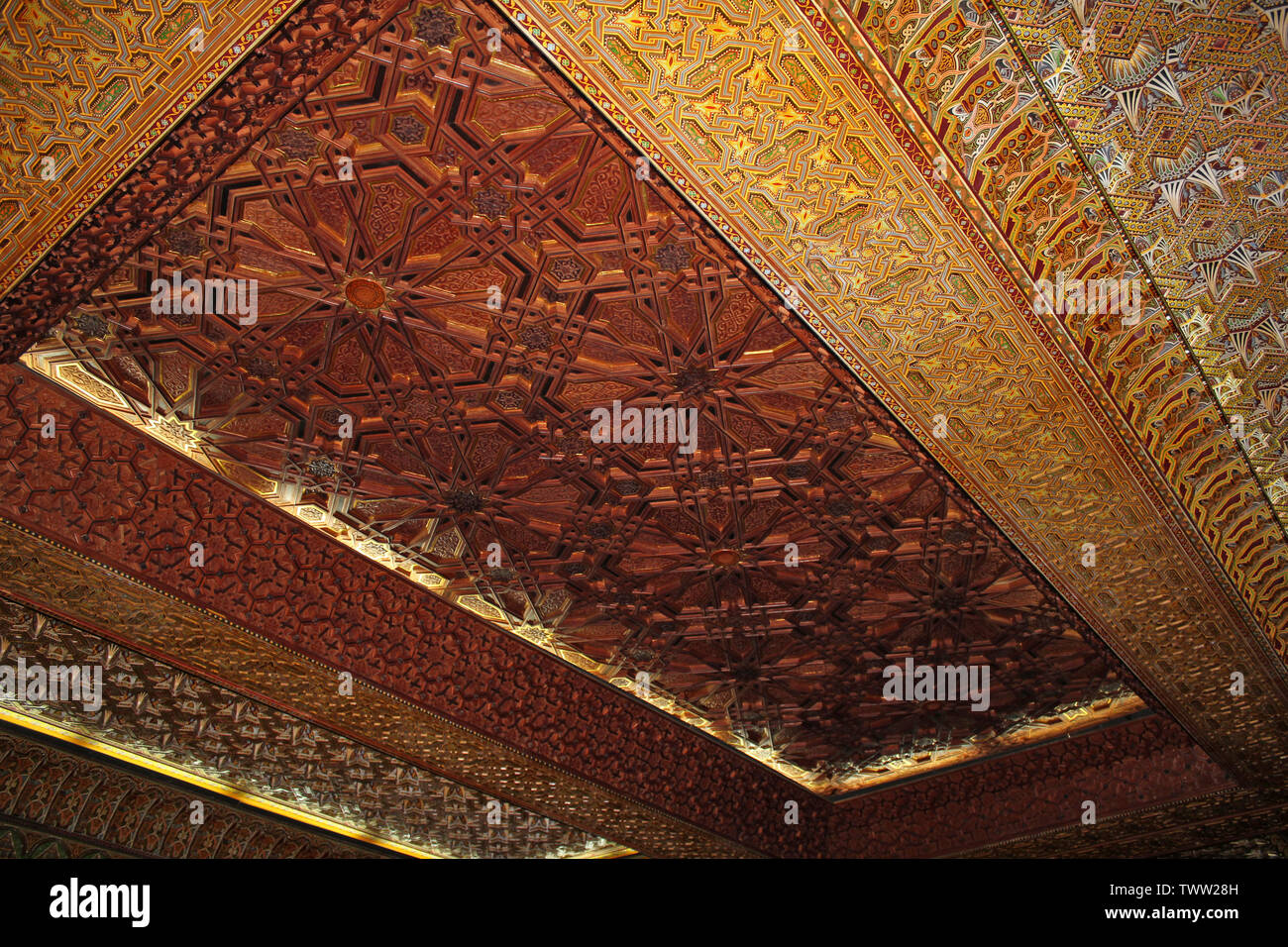 Adornados techo pintado en la Mezquita de Hassan II en Casablanca, Marruecos Foto de stock
