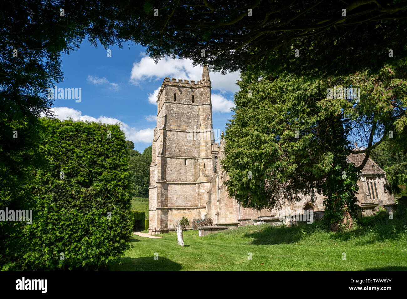La Iglesia de Santa María la Virgen en Hawkesbury, South Gloucestershire, Reino Unido. Un grado que enumeré el edificio construido en el siglo XII con posteriores Foto de stock