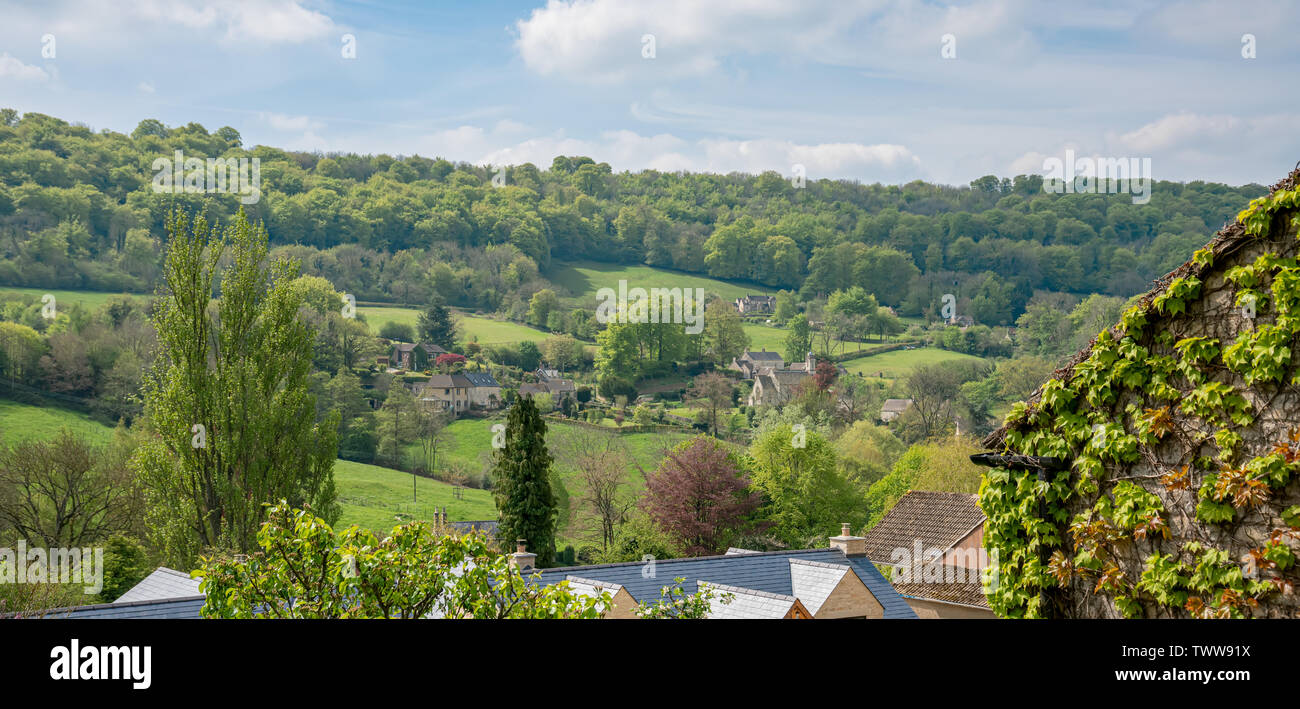 Vistas Sheepscombe con la iglesia de la aldea, el Apóstol Juan, los Cotswolds, Gloucestershire, Reino Unido Foto de stock