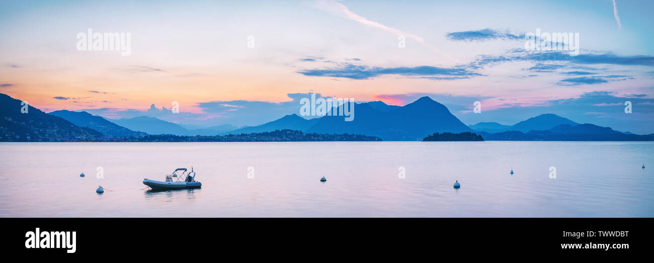 Panorama de la isla de Isola Superiore Pescatori atardecer de verano Foto de stock