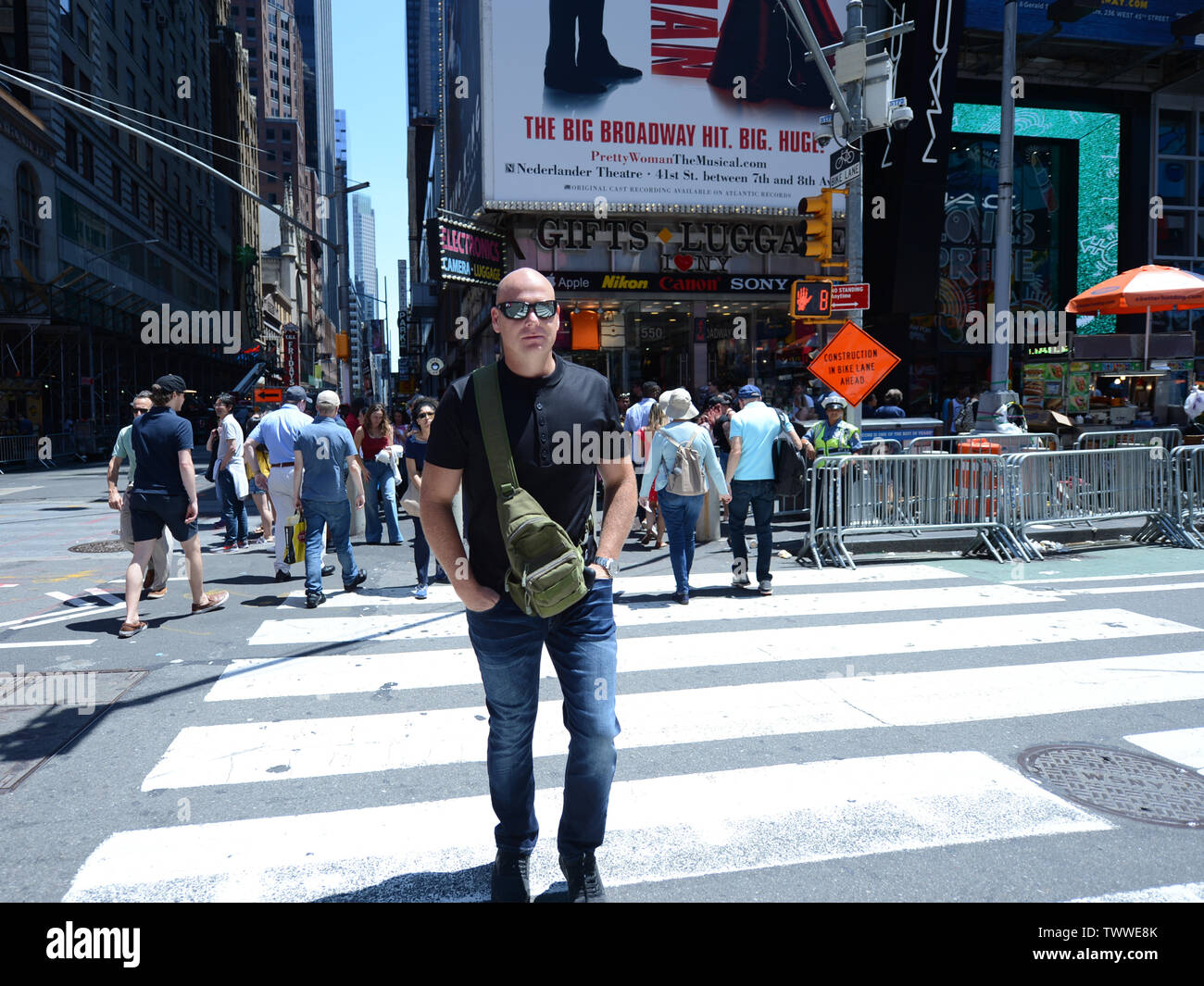 Nik Wallenda Lijana y caminar un alambre alto a través de Times Square, en Nueva York, vivir en ABC con Michael Strahan y Erin Andrews. Foto de stock