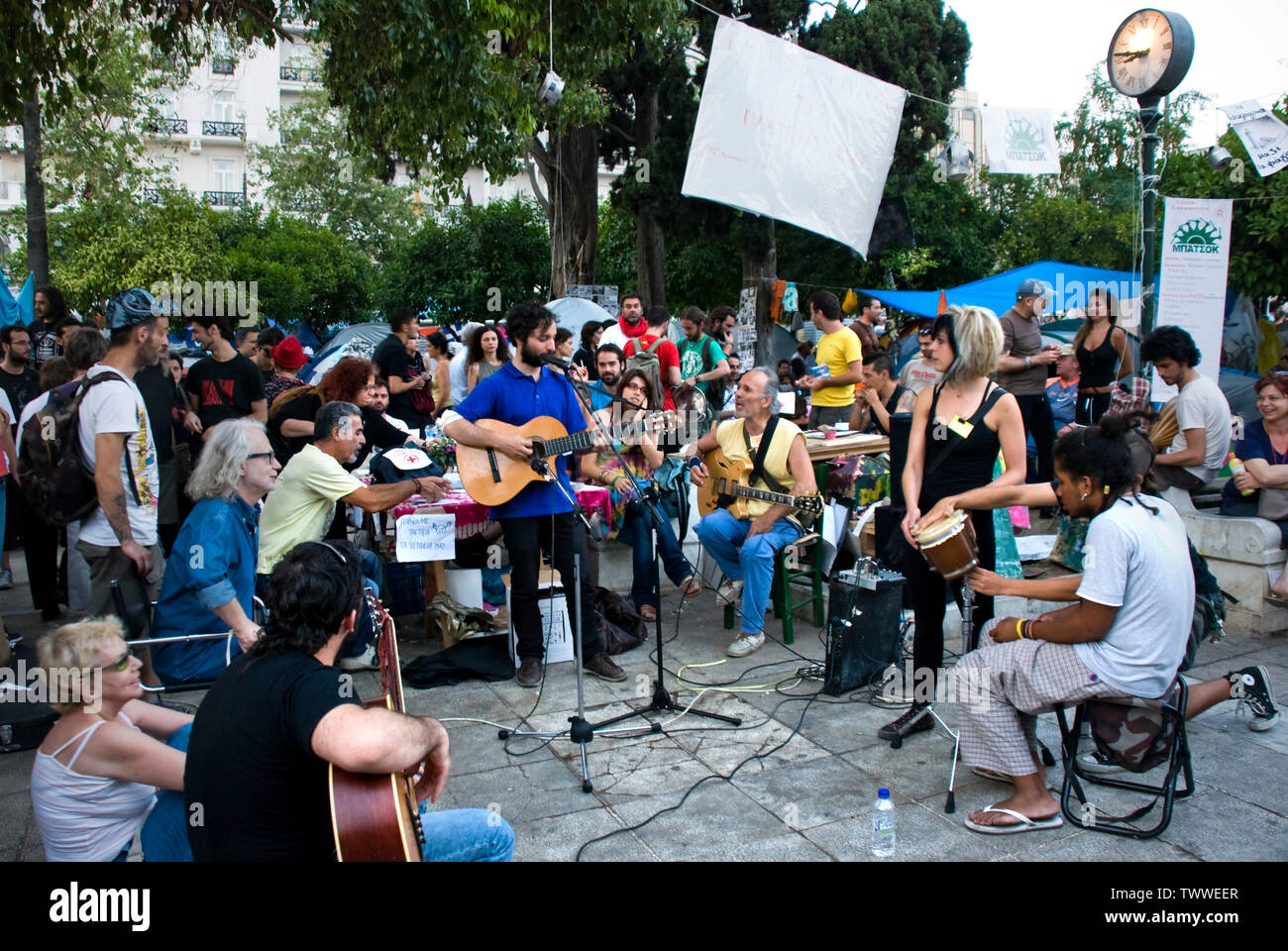 Las protestas contra las medidas de austeridad fuera del parlamento griego en Atenas, Grecia. Junio 2011 Foto de stock