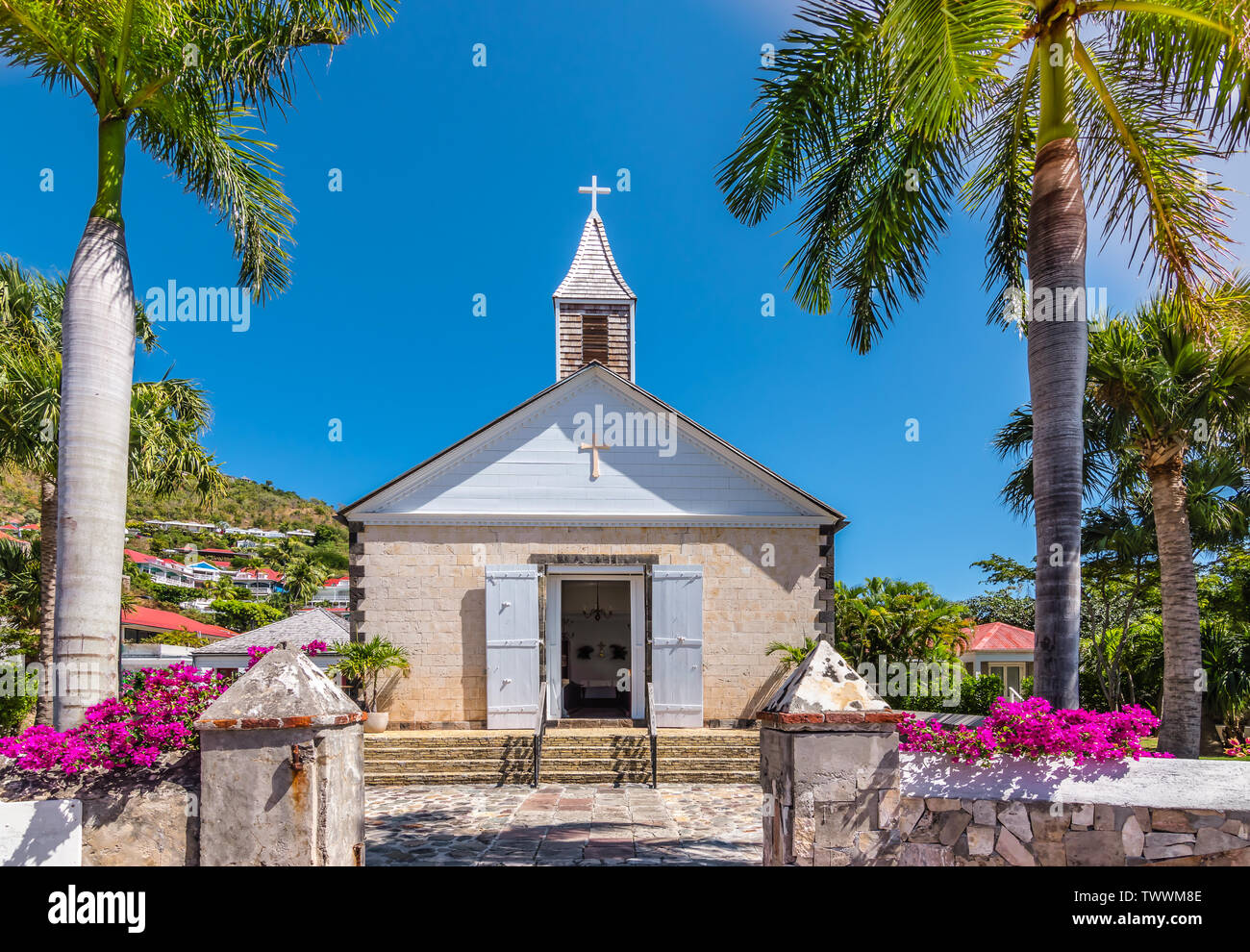 San Bartolomé de la Iglesia Anglicana de San Bartolomé. Iglesia en puerto de Gustavia, St Barts. Foto de stock