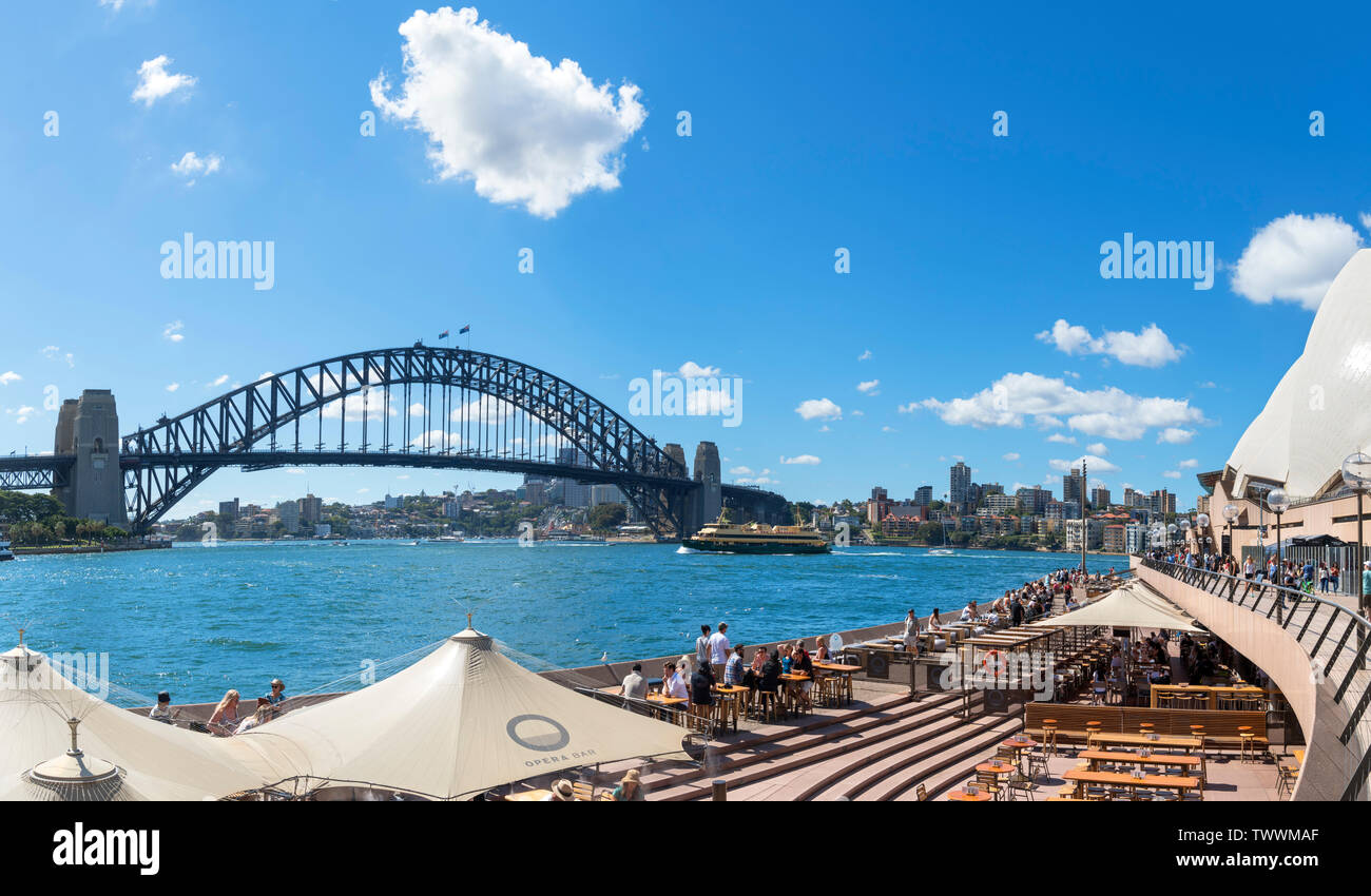 El Sydney Harbour Bridge desde la Ópera Bar terrazas, Bennelong Point, Sydney, Australia. Foto de stock