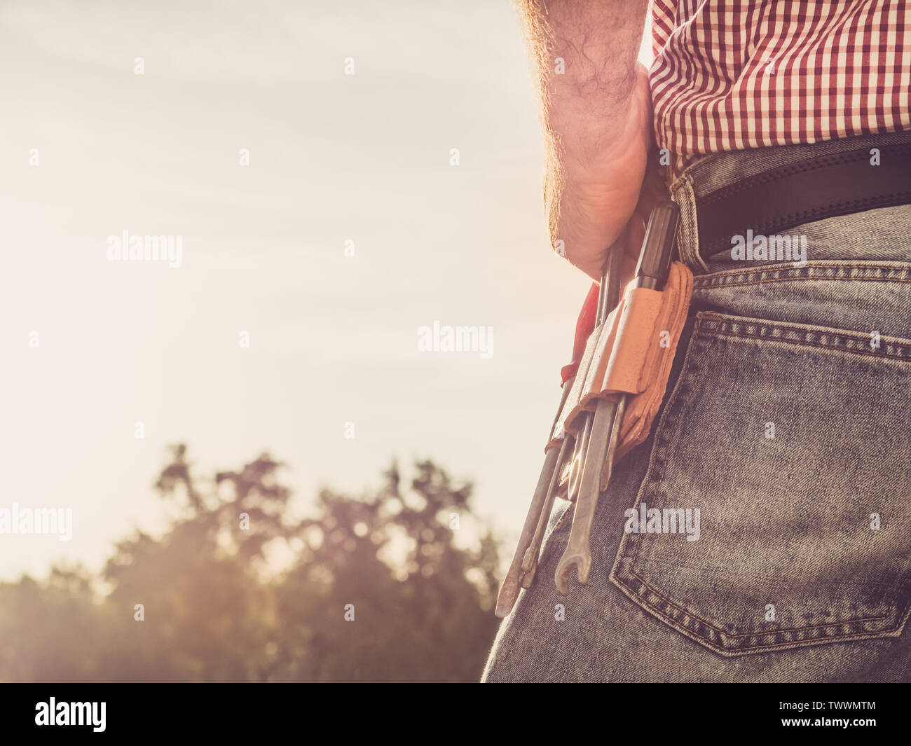 Hombre Mano, pantalones de mezclilla y cinturón vintage Fotografía de stock  - Alamy