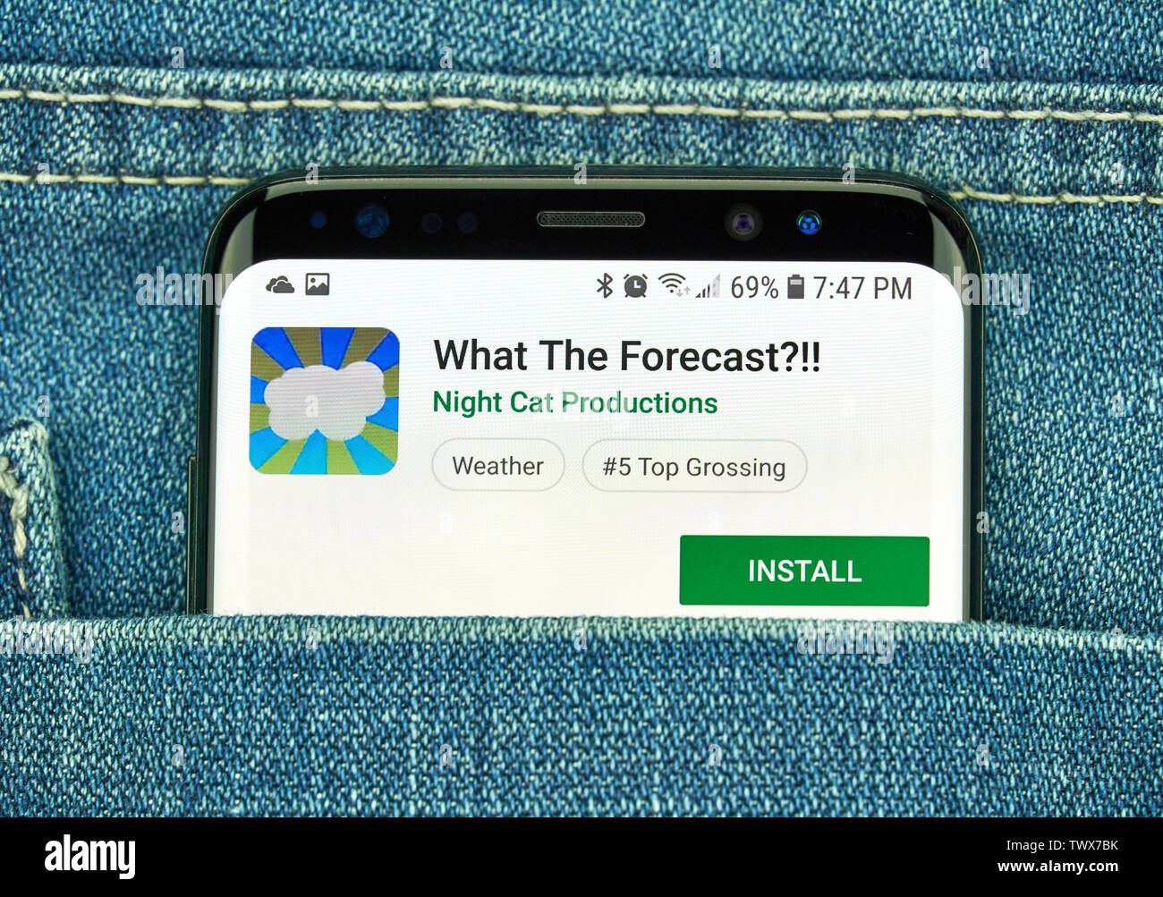 MONTREAL, Canadá - 23 de diciembre de 2018: ¿Cuál es la previsión. Previsiones climáticas android app en pantalla samsung s8. Foto de stock