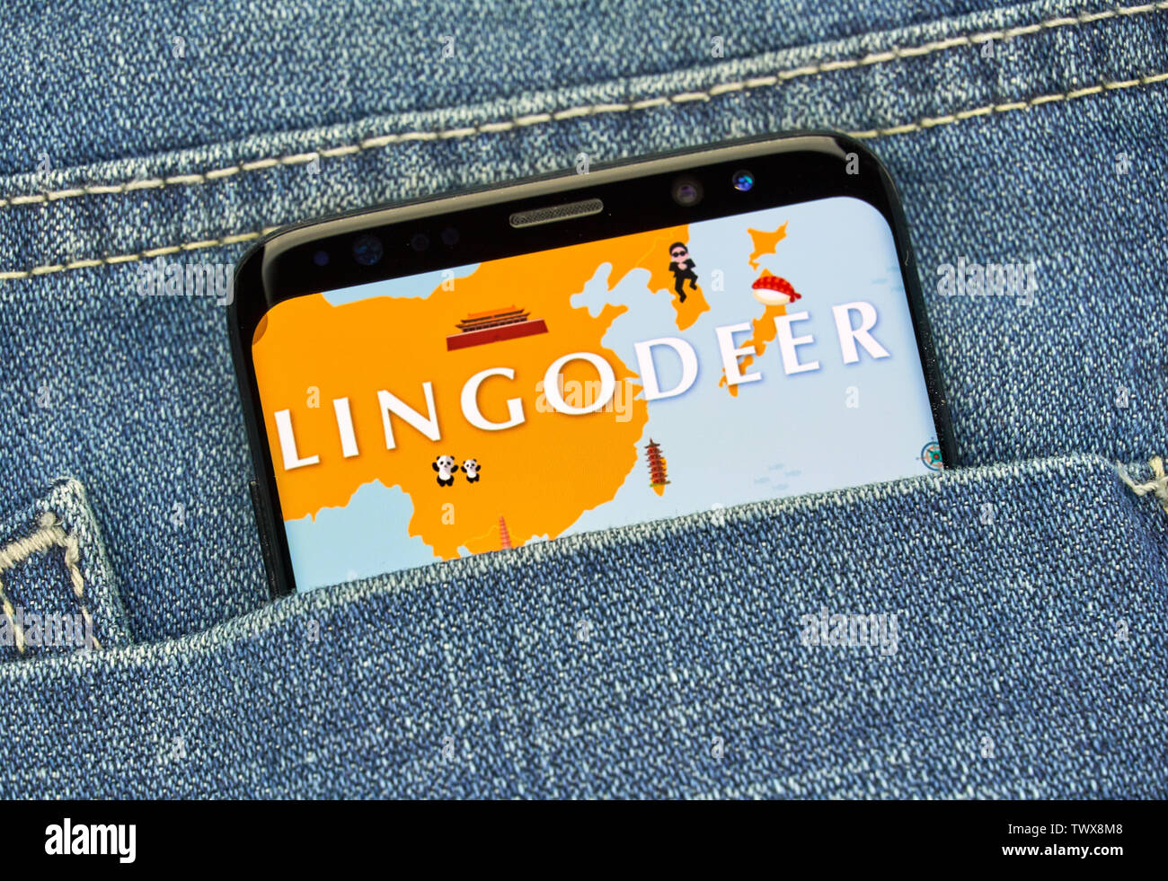 MONTREAL, Canadá - 23 de diciembre de 2018: Lingodeer android app en pantalla samsung s8. Lingodeer es una aplicación de aprendizaje de idioma y plataforma. Foto de stock