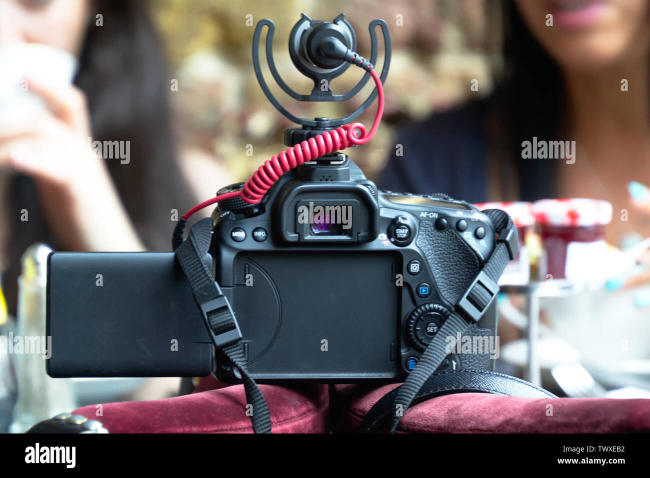 Dos mujeres bloggers hacer un vídeo de una cámara en el cafe Fotografía de  stock - Alamy