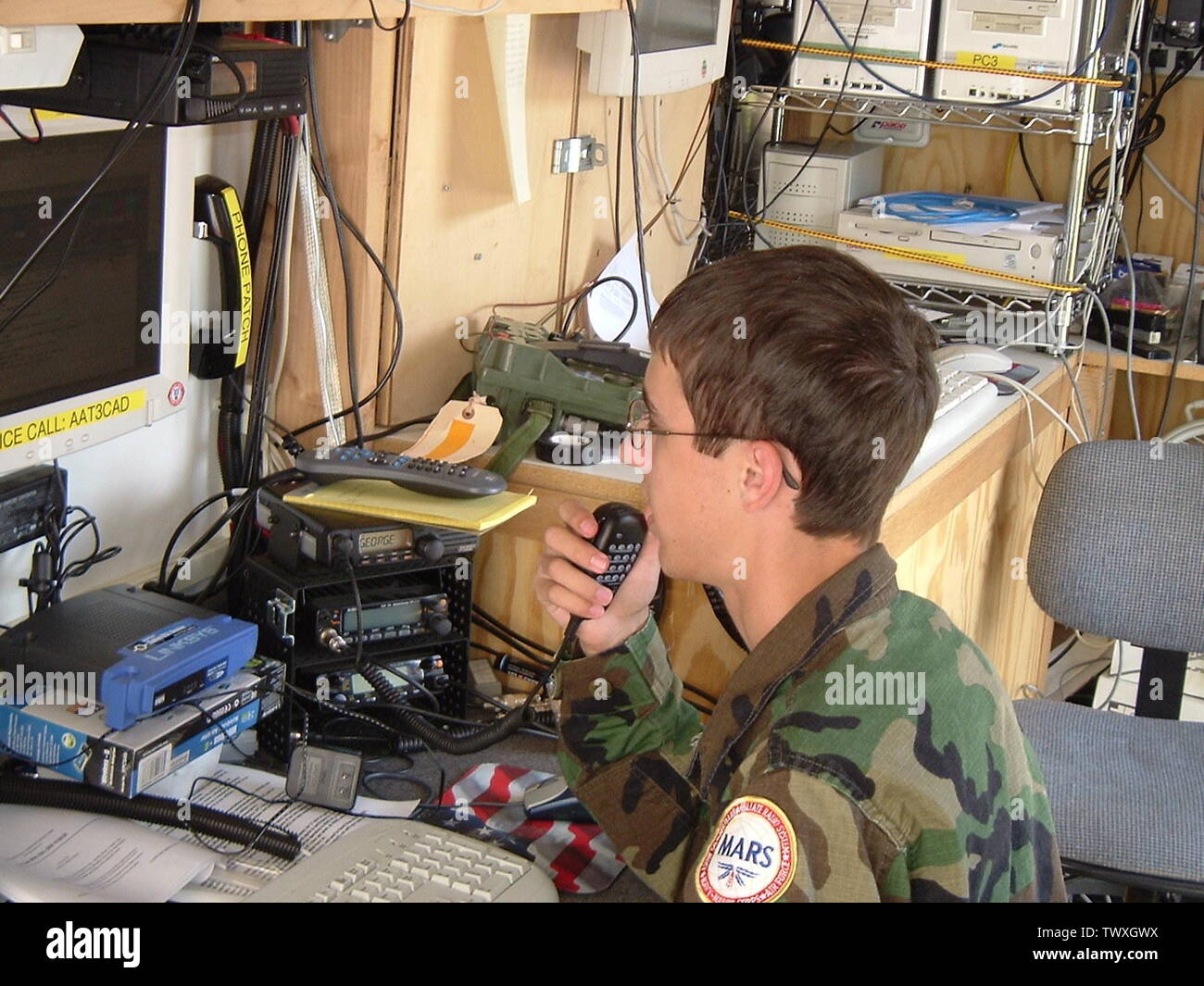 El operador de Marte, AAT3OT, usando una radio para comunicarse con la  Reserva del Ejército de los Estados Unidos en el remolque de la Unidad DE  Comunicaciones de emergencia DE MARTE.; 22
