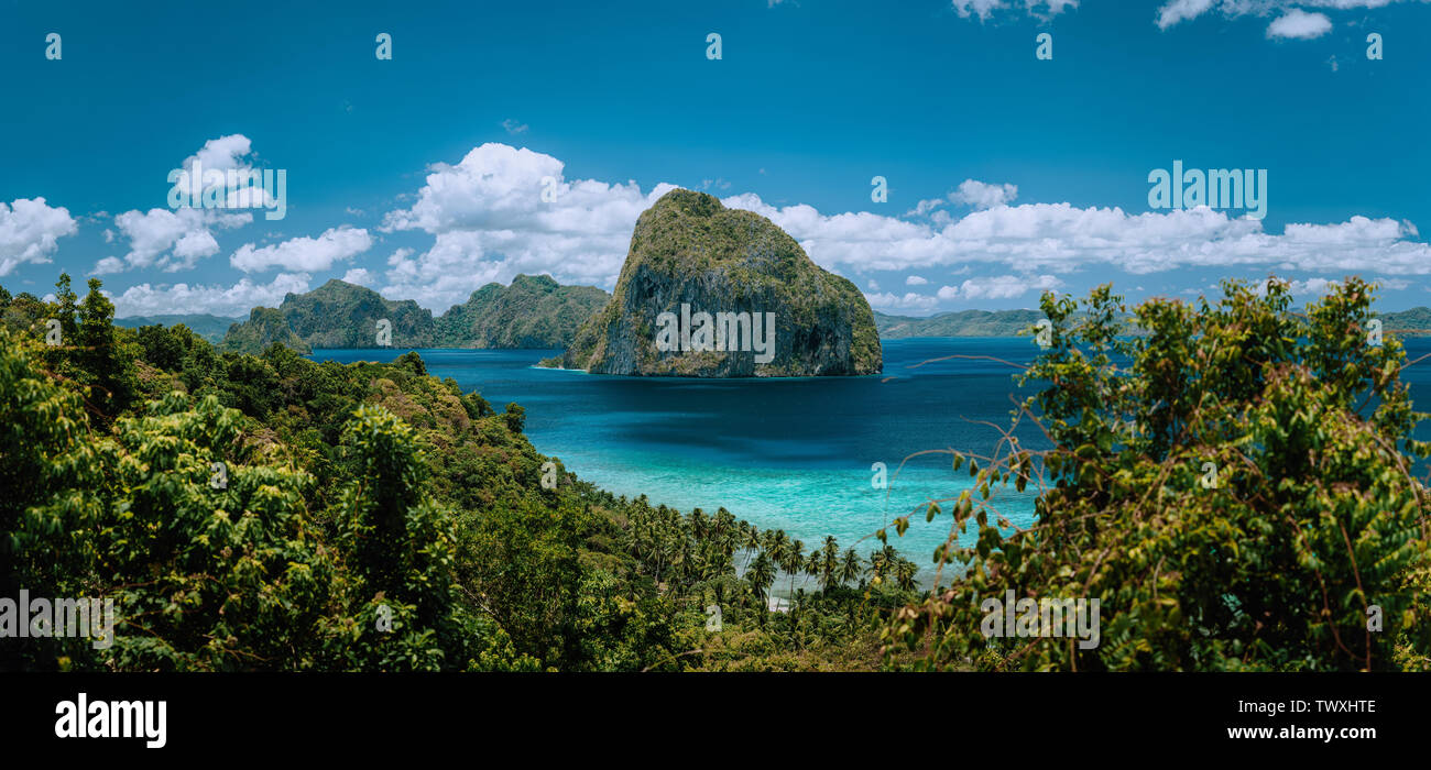 Archipiélago de Palawan. Foto Panorámica de El Nido de costa y selva tropical asombrosa Pinagbuyutan isla rodeada por el océano azul. Paraíso travel Foto de stock