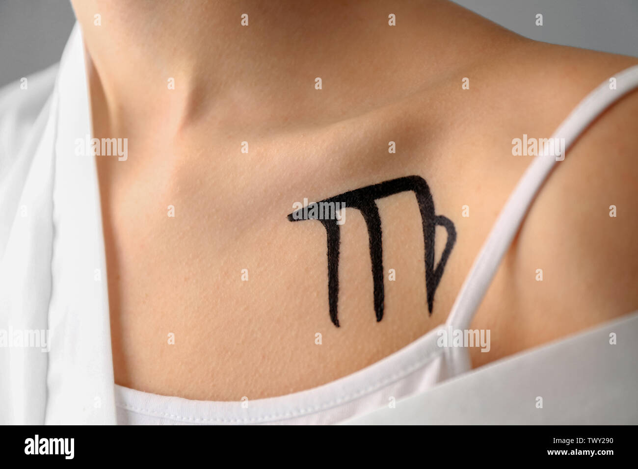 Mujer Con Signo Zodiacal Virgo Pintada En Su Cuerpo Closeup Fotografia De Stock Alamy