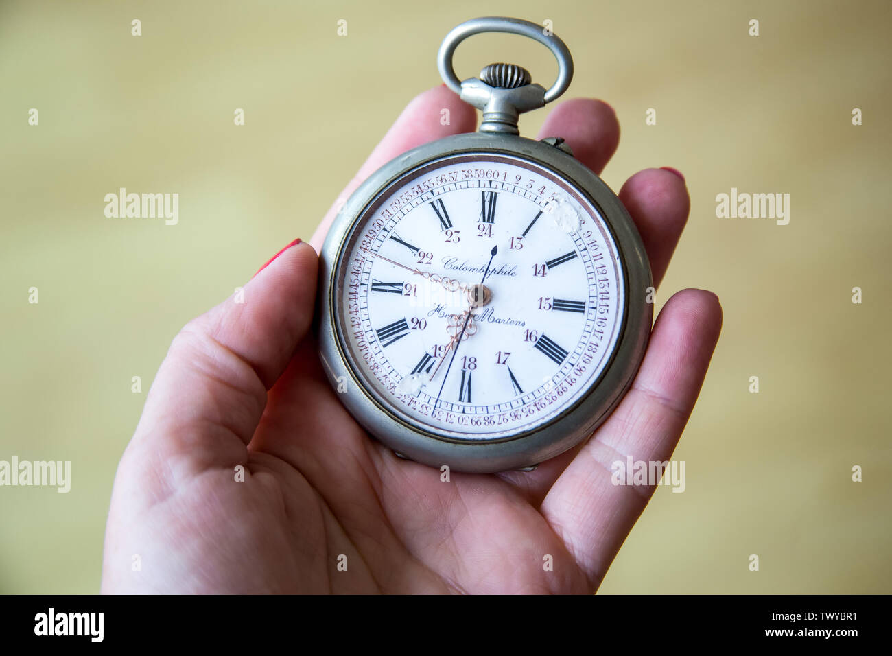 Cerca de manos con reloj de bolsillo vintage retro Foto de stock